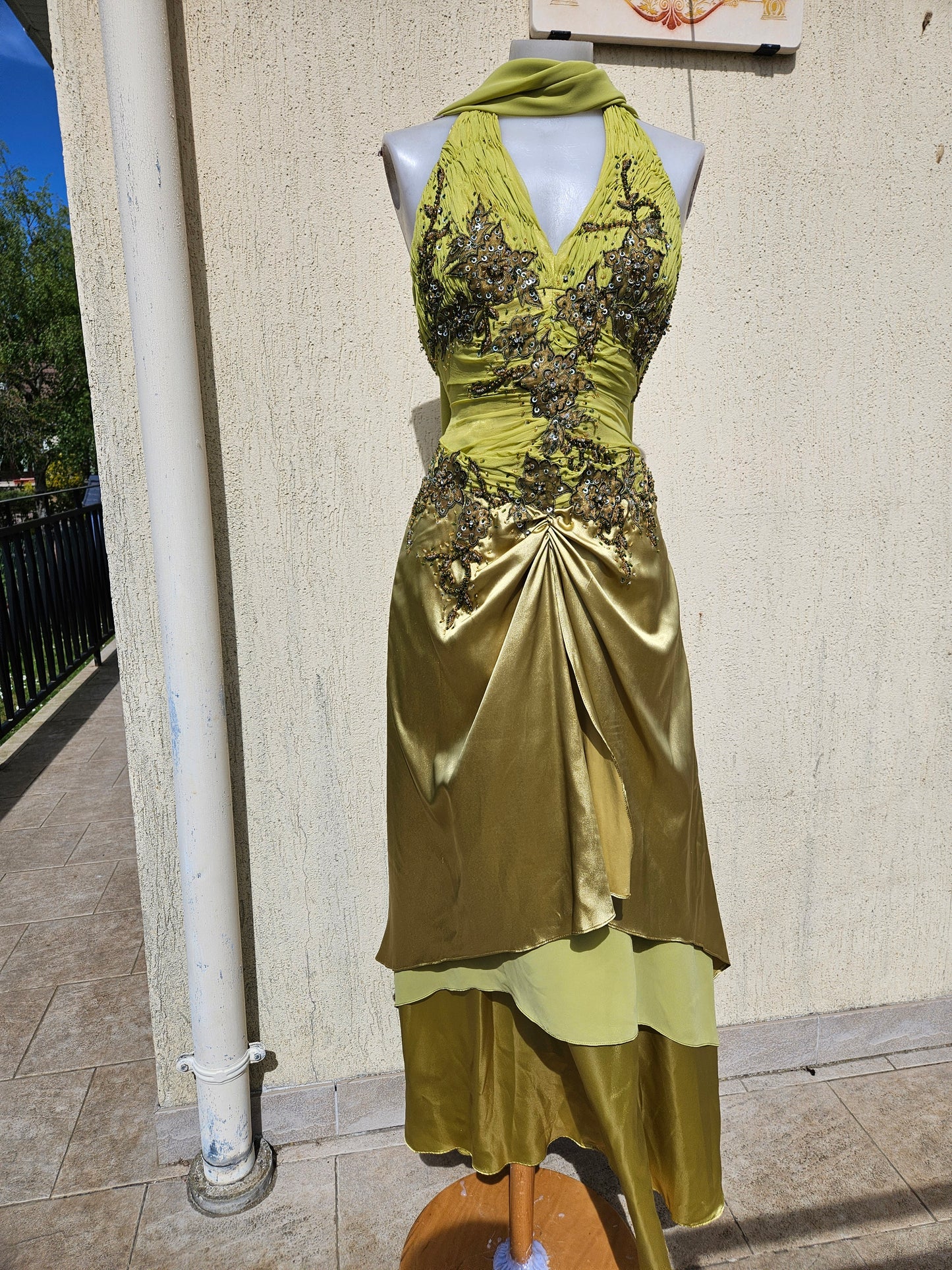 Vestido verde bordado con espalda descubierta