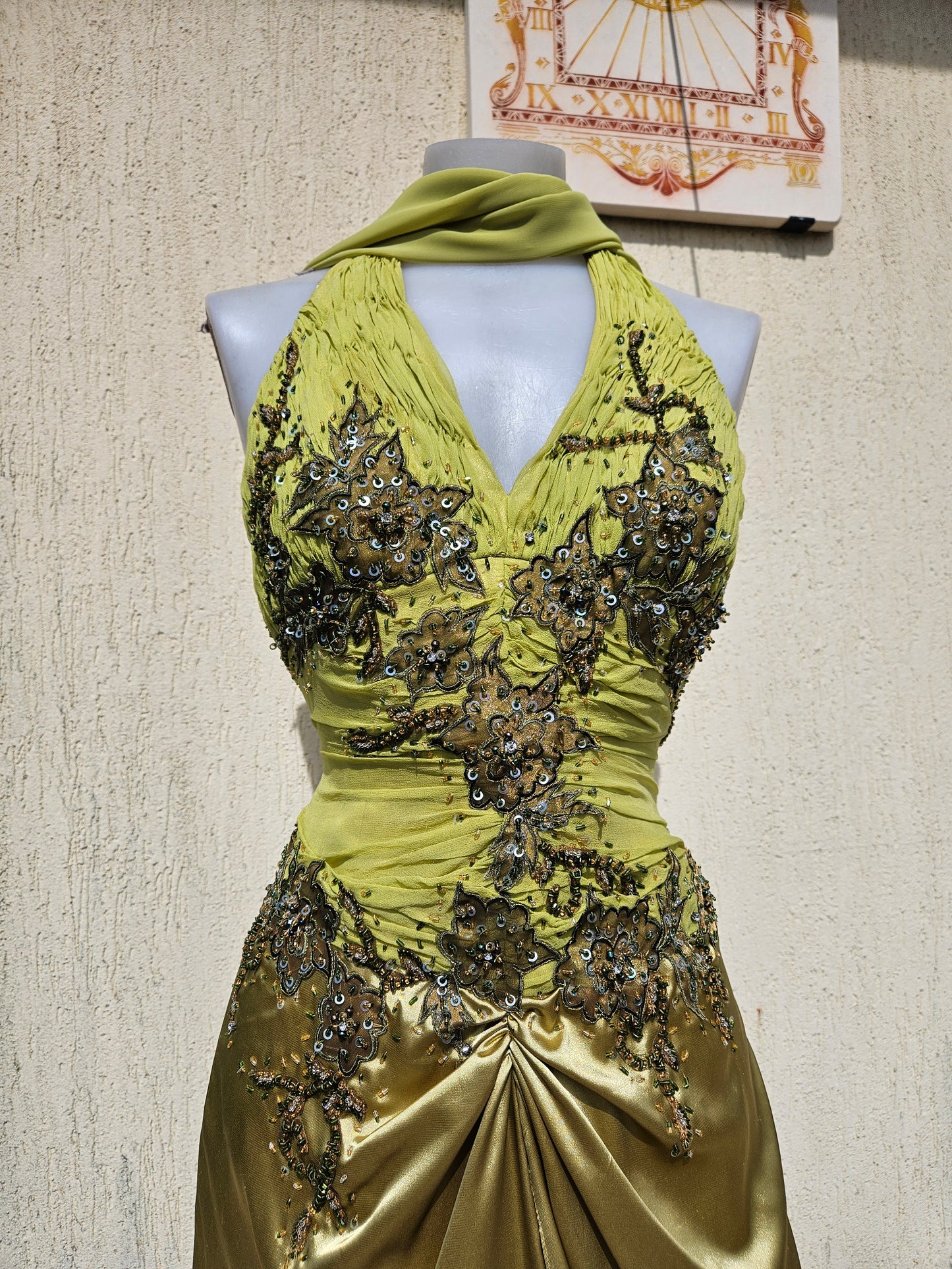 Vestido verde bordado con espalda descubierta