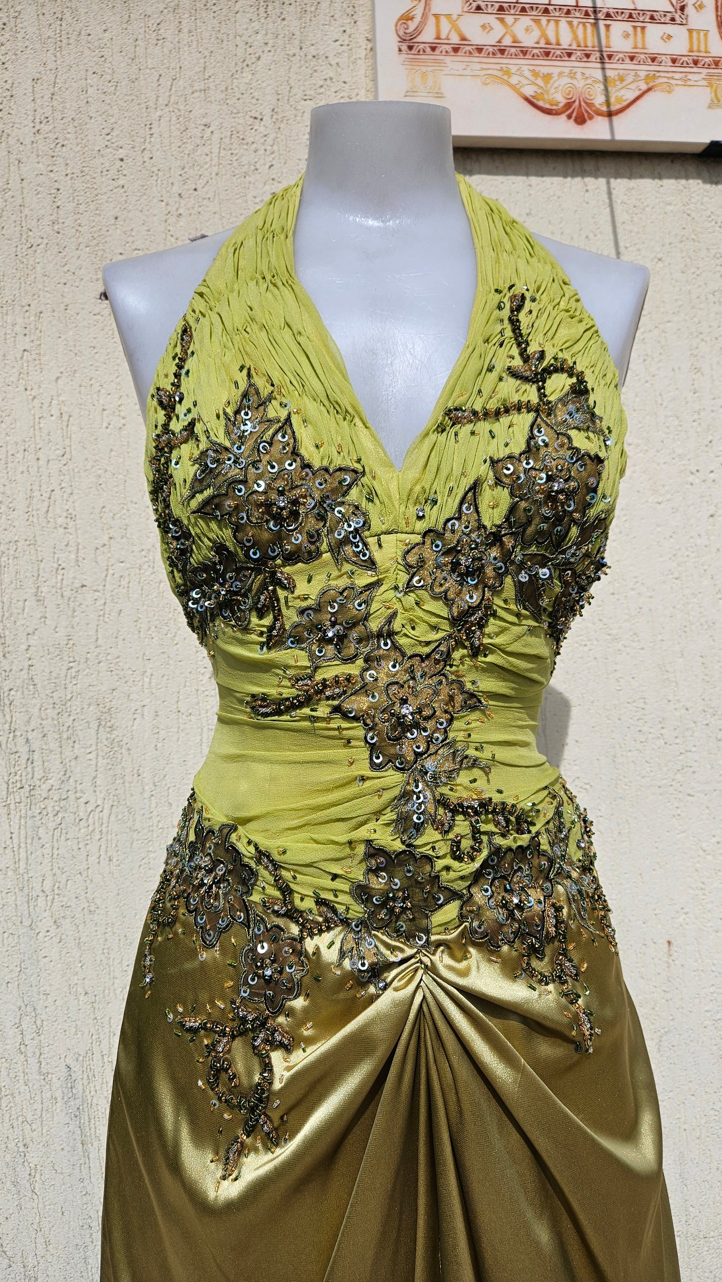 Vestido verde bordado con espalda descubierta