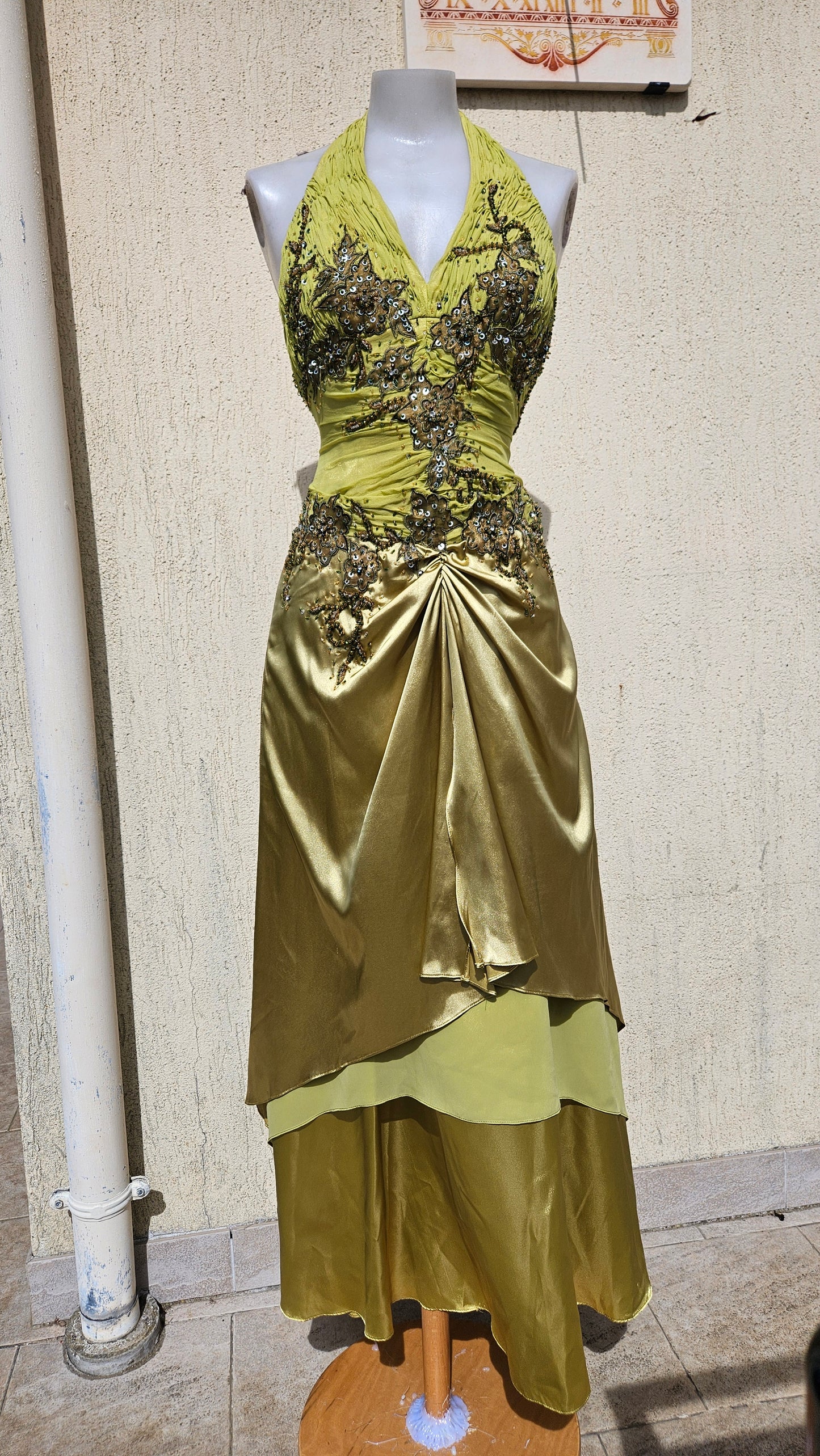 Vestido verde bordado con espalda descubierta