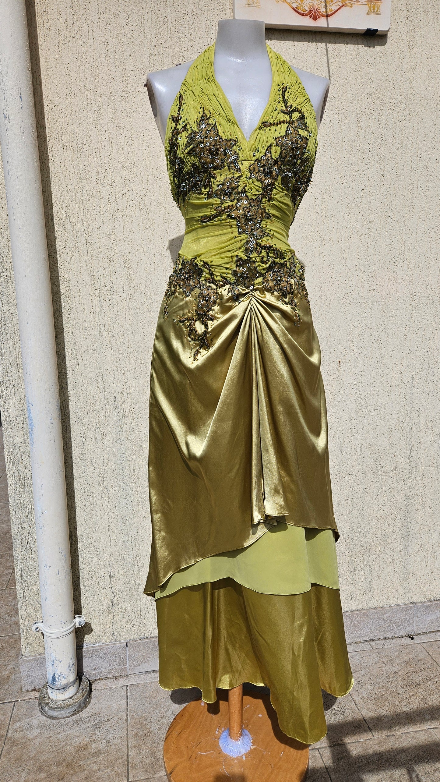 Vestido verde bordado con espalda descubierta