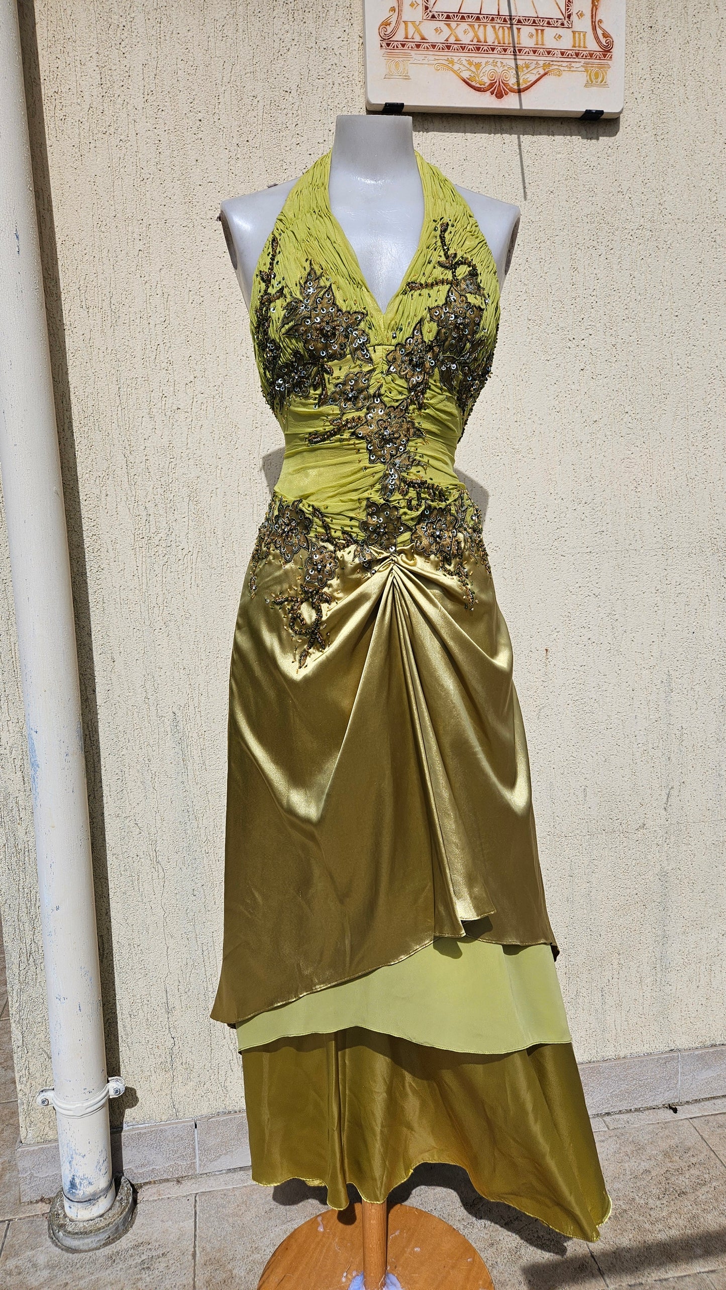 Vestido verde bordado con espalda descubierta