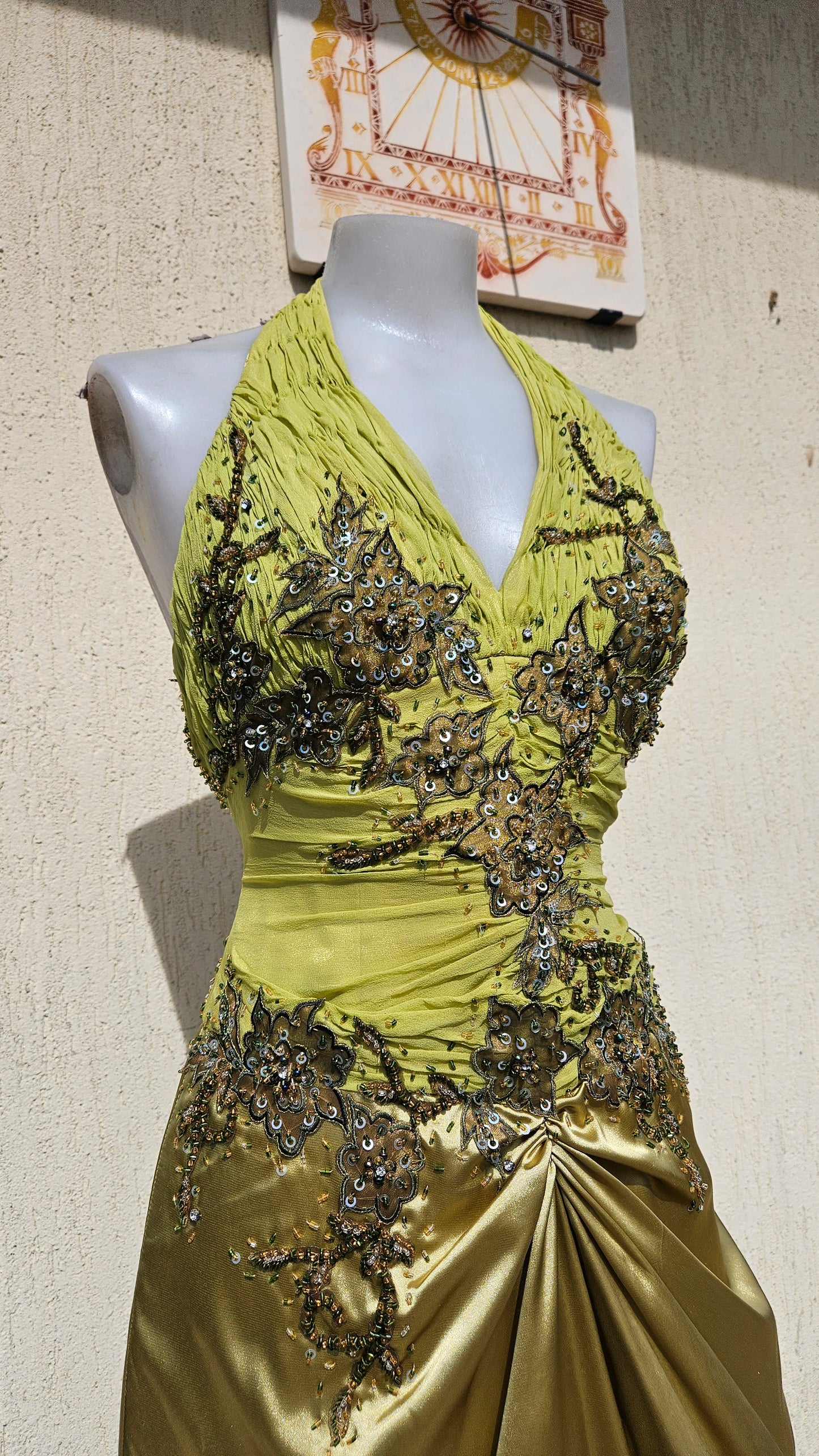 Vestido verde bordado con espalda descubierta