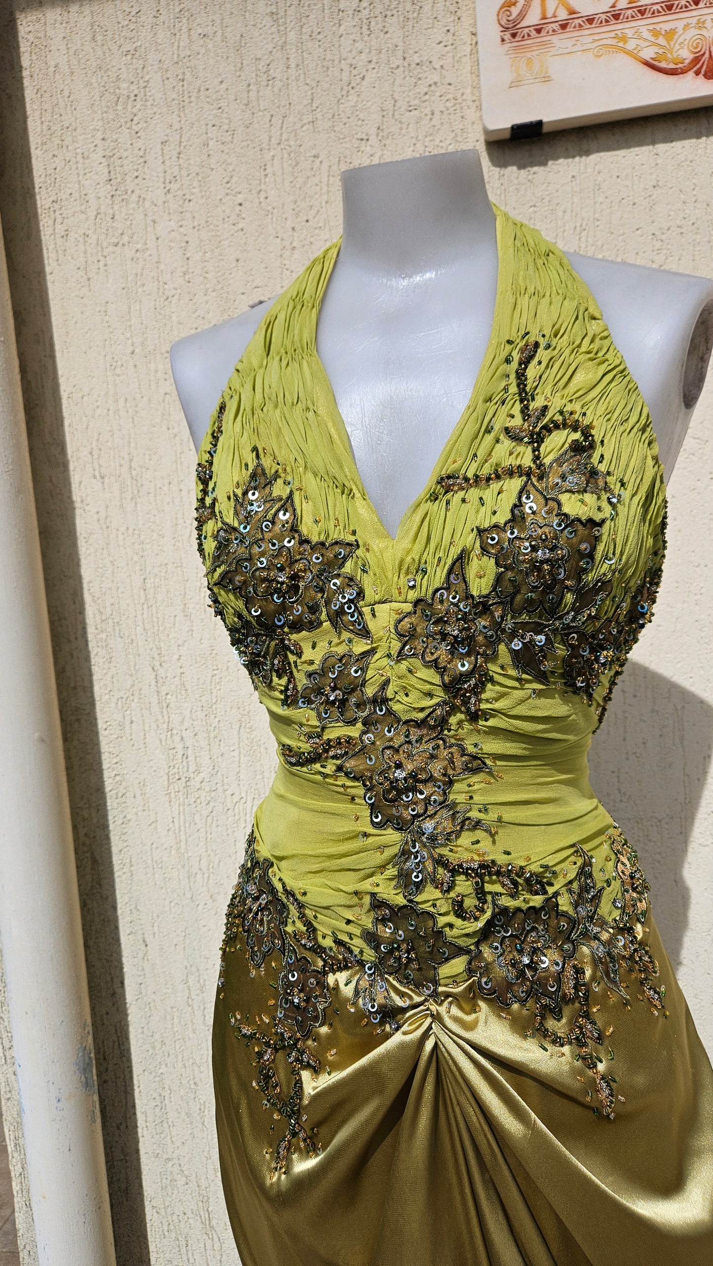 Vestido verde bordado con espalda descubierta