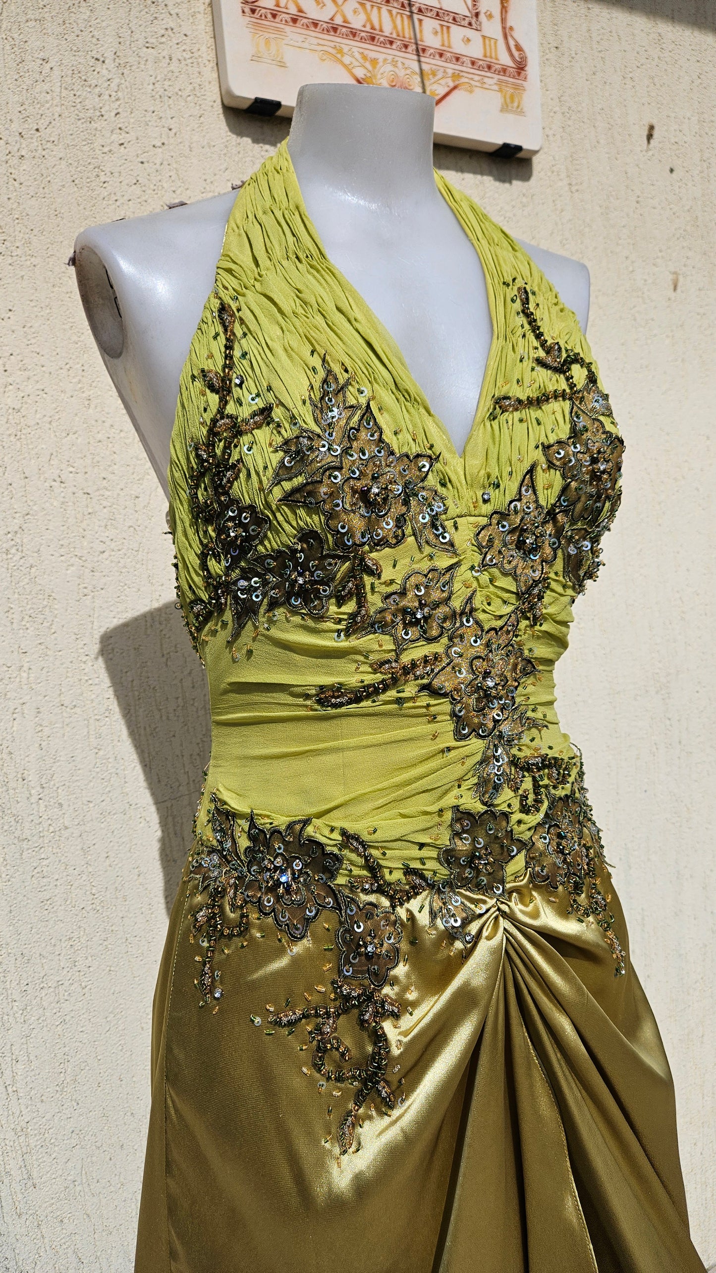 Vestido verde bordado con espalda descubierta