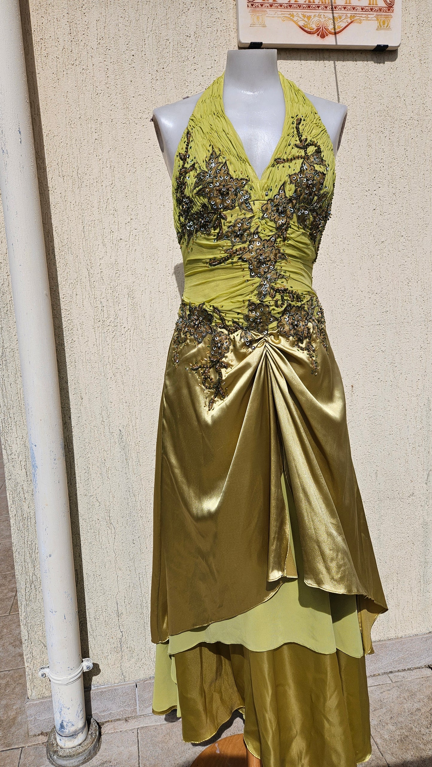 Vestido verde bordado con espalda descubierta