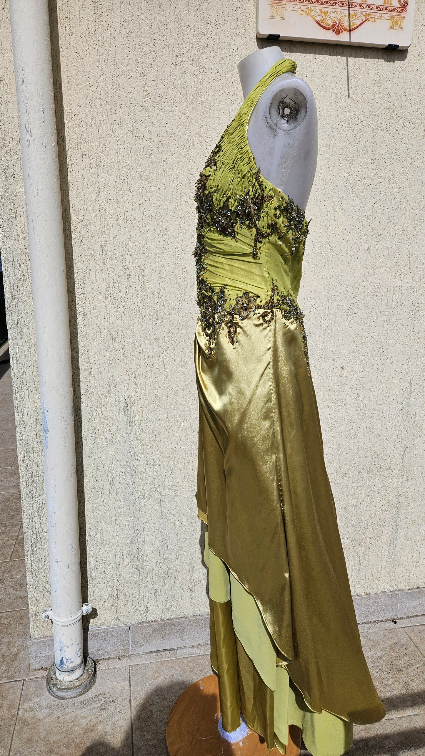 Vestido verde bordado con espalda descubierta