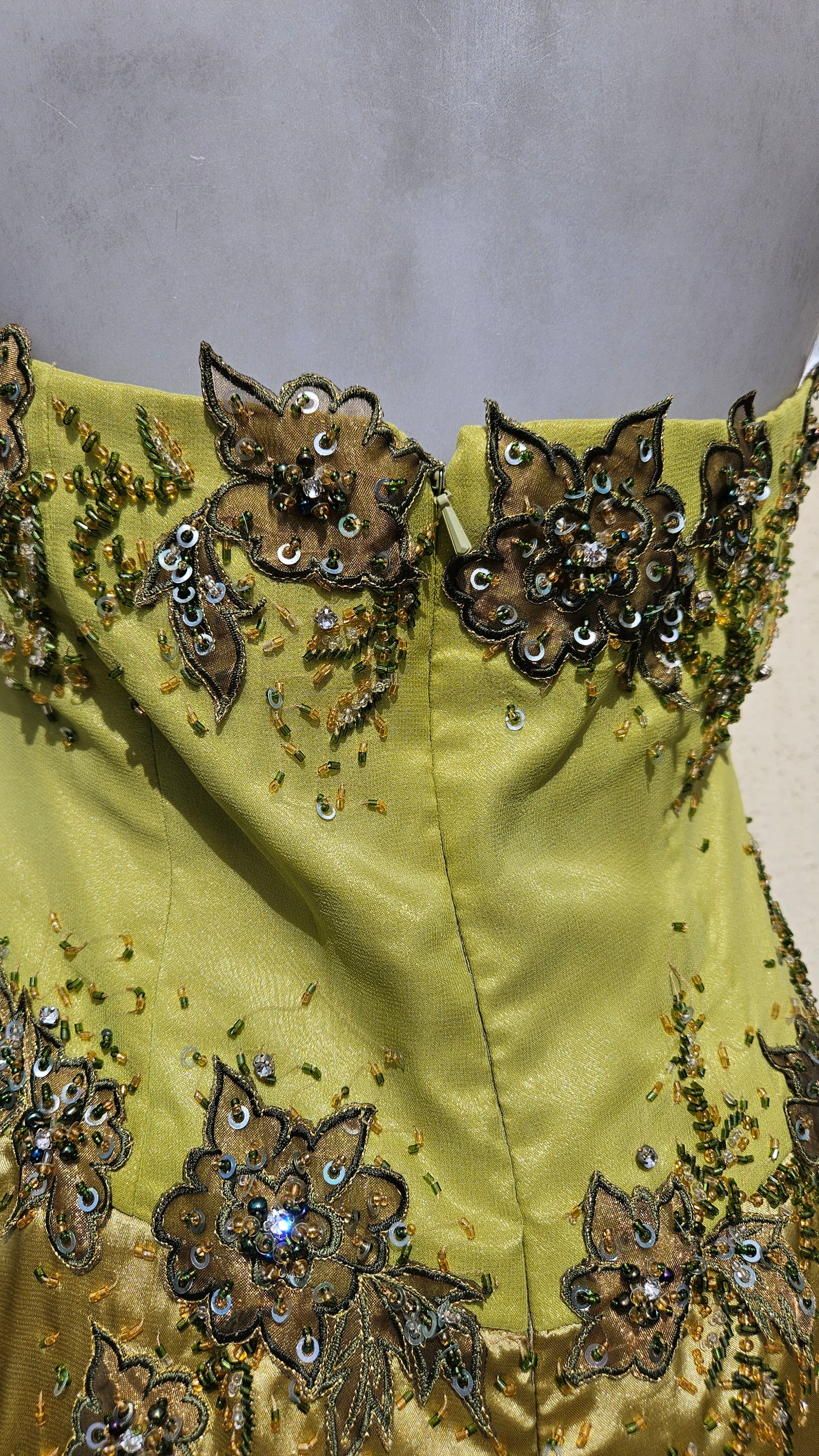 Vestido verde bordado con espalda descubierta