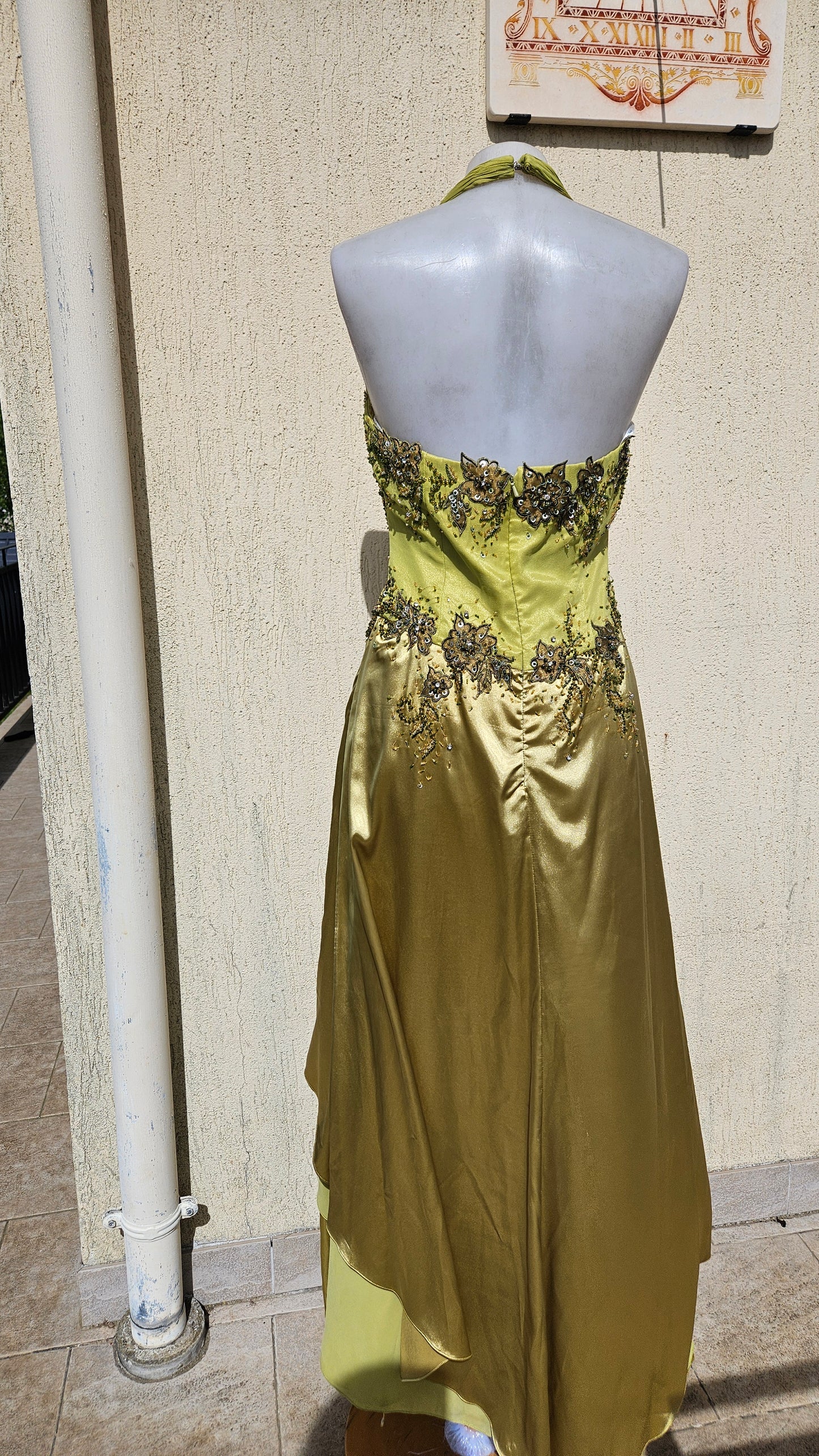 Vestido verde bordado con espalda descubierta