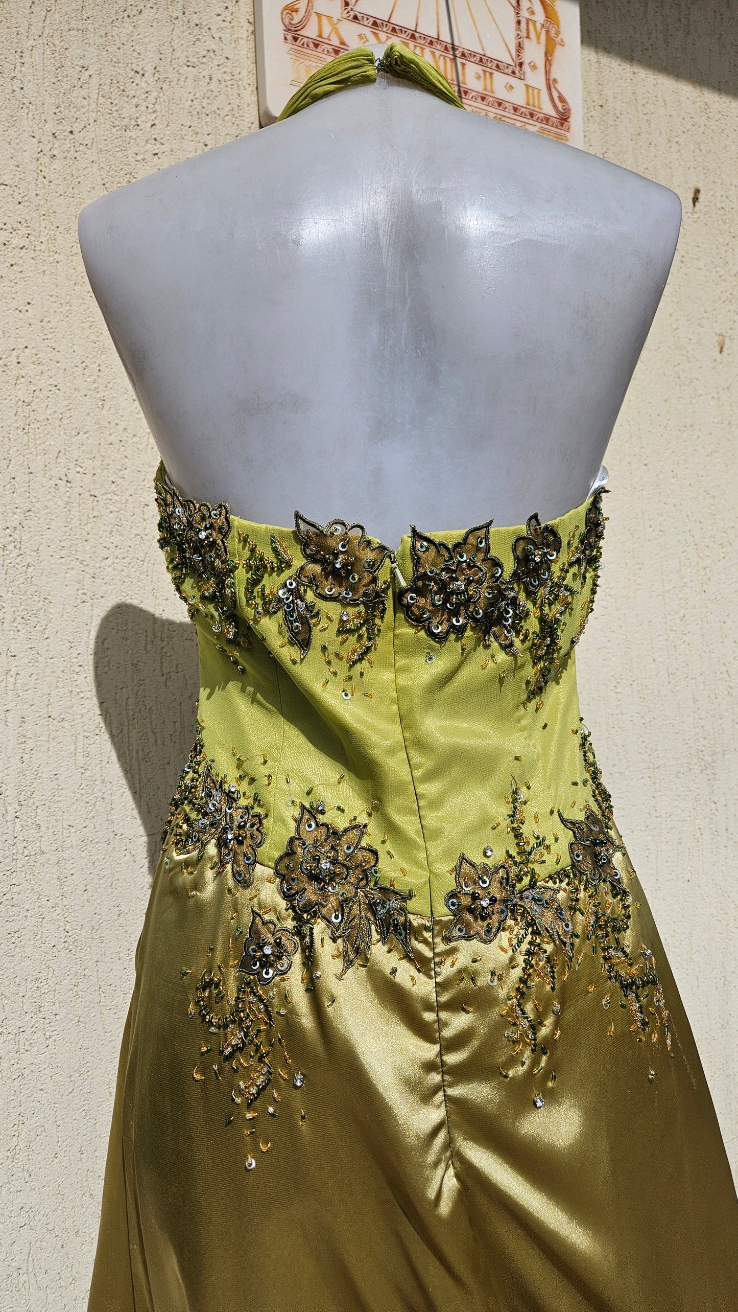 Vestido verde bordado con espalda descubierta