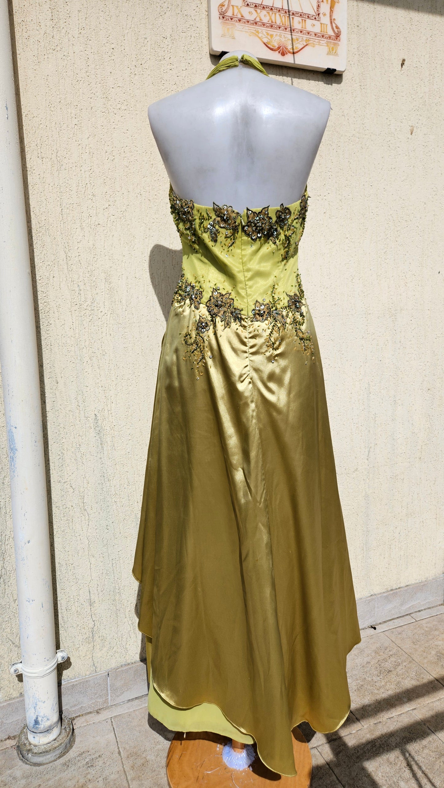 Vestido verde bordado con espalda descubierta