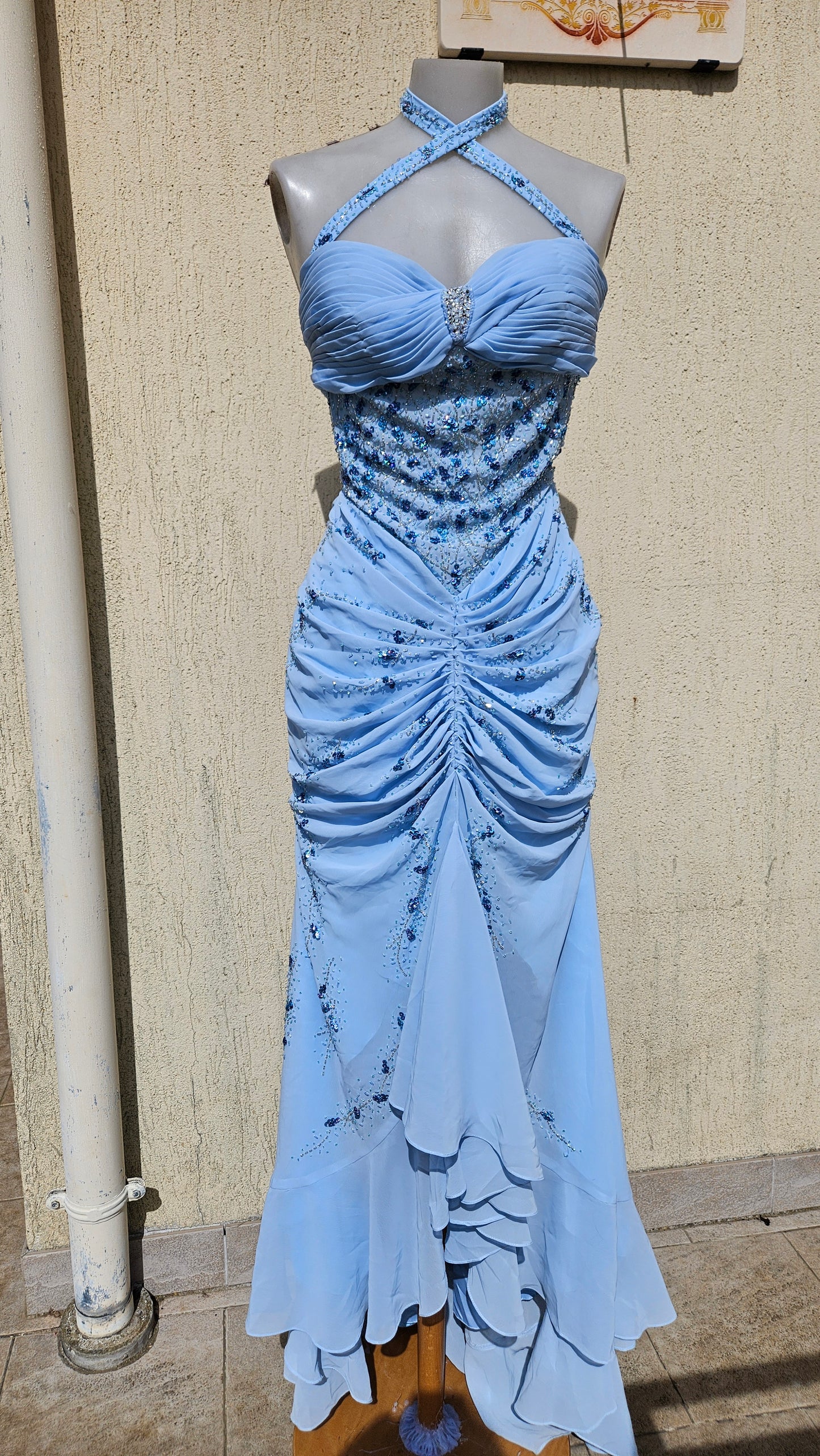 Robe vintage col halter avec des bretelles croisées brodé de perles et de sequins. Prom dress fairycore sortie d'une reverie.