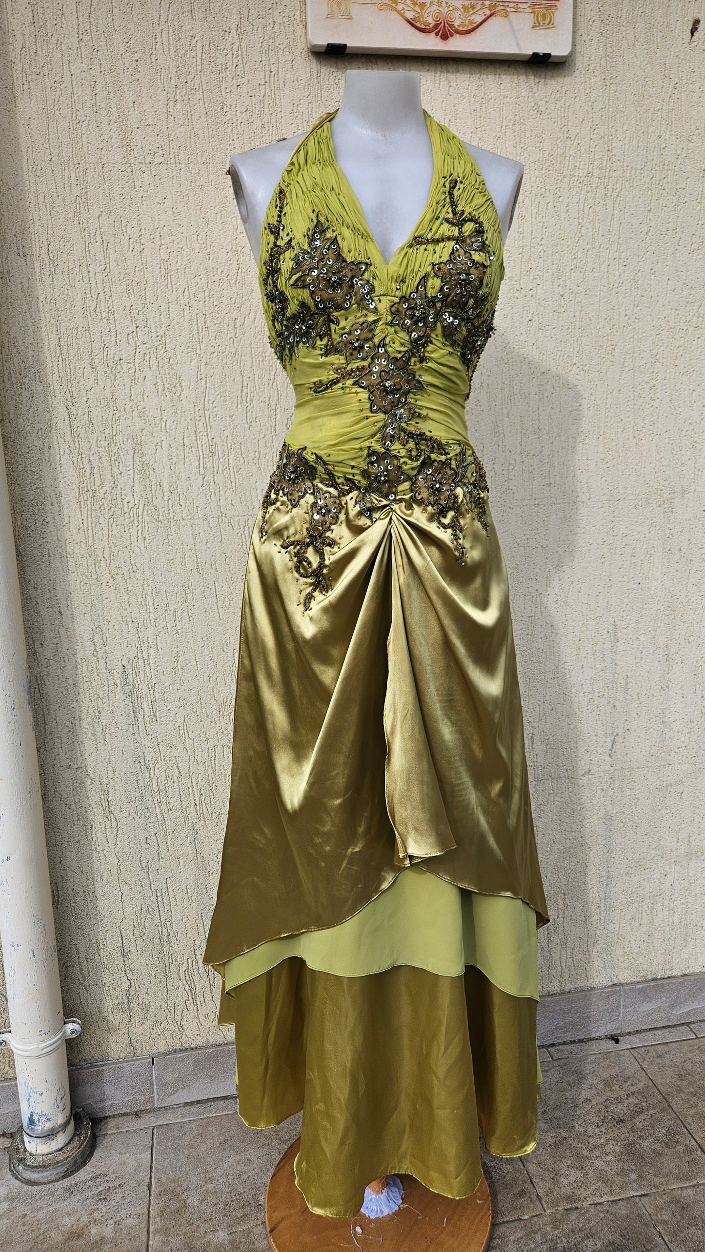 Vestido verde bordado con espalda descubierta