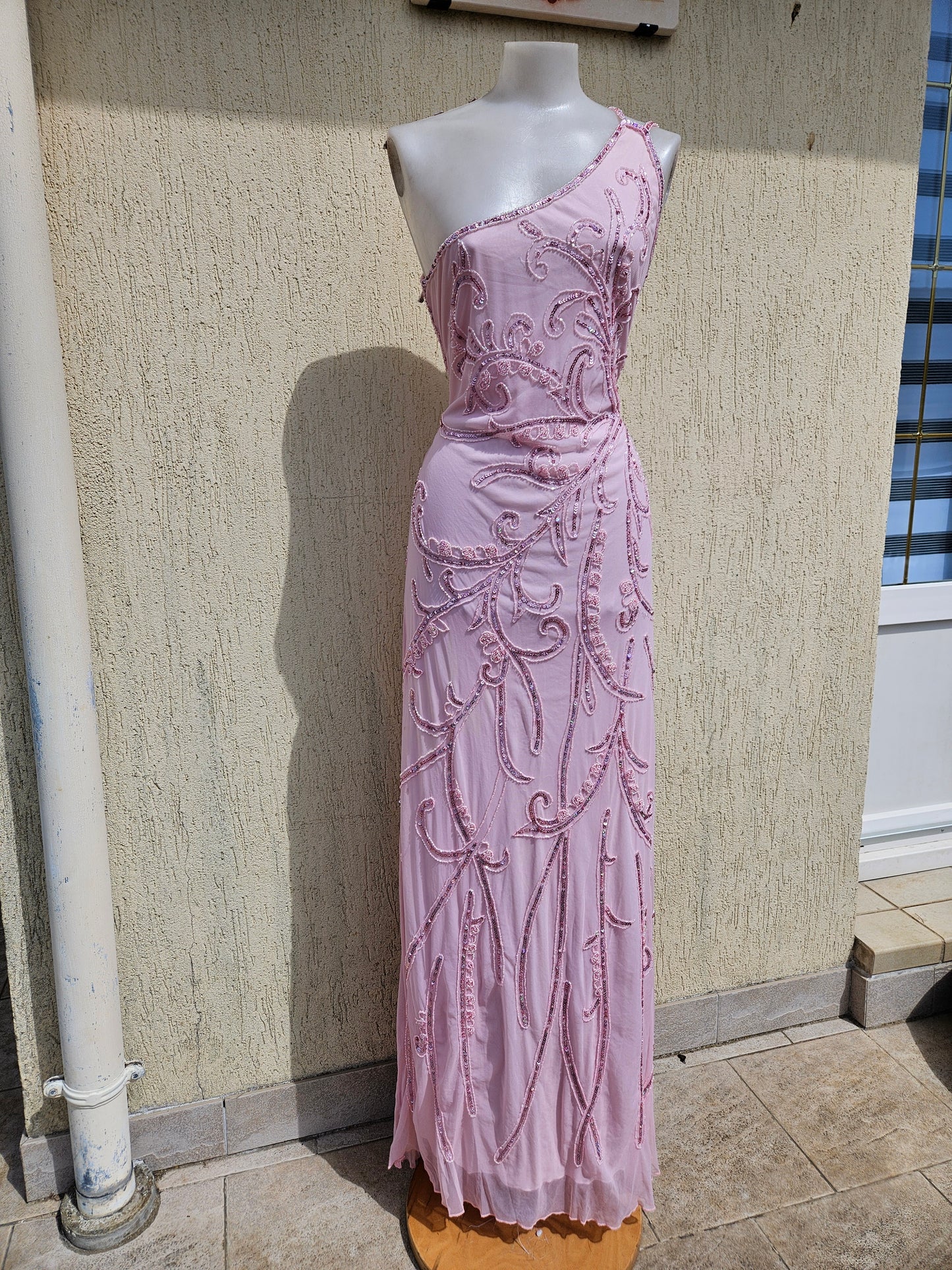 Robe en voile brodé rose