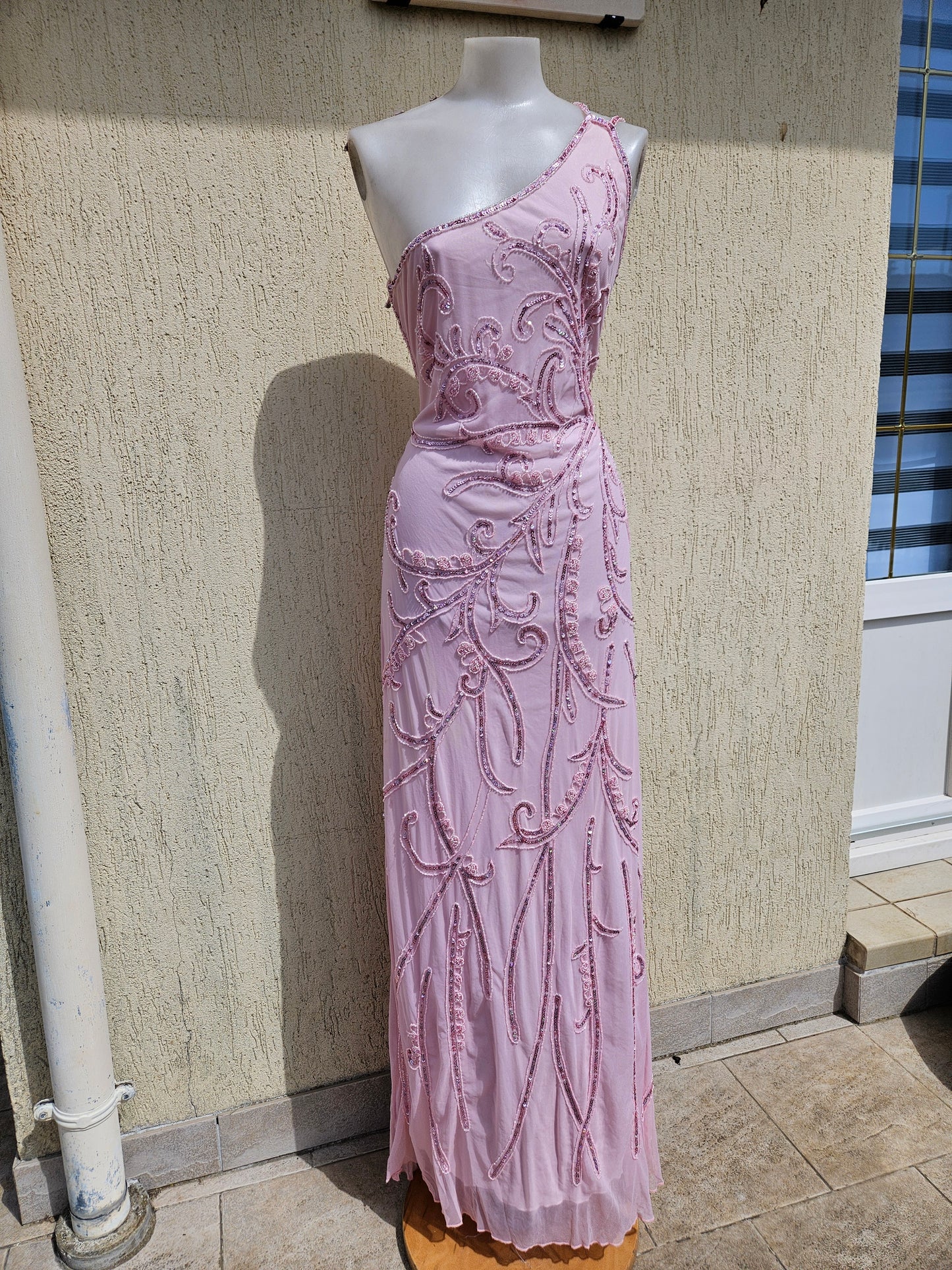 Robe en voile brodé rose