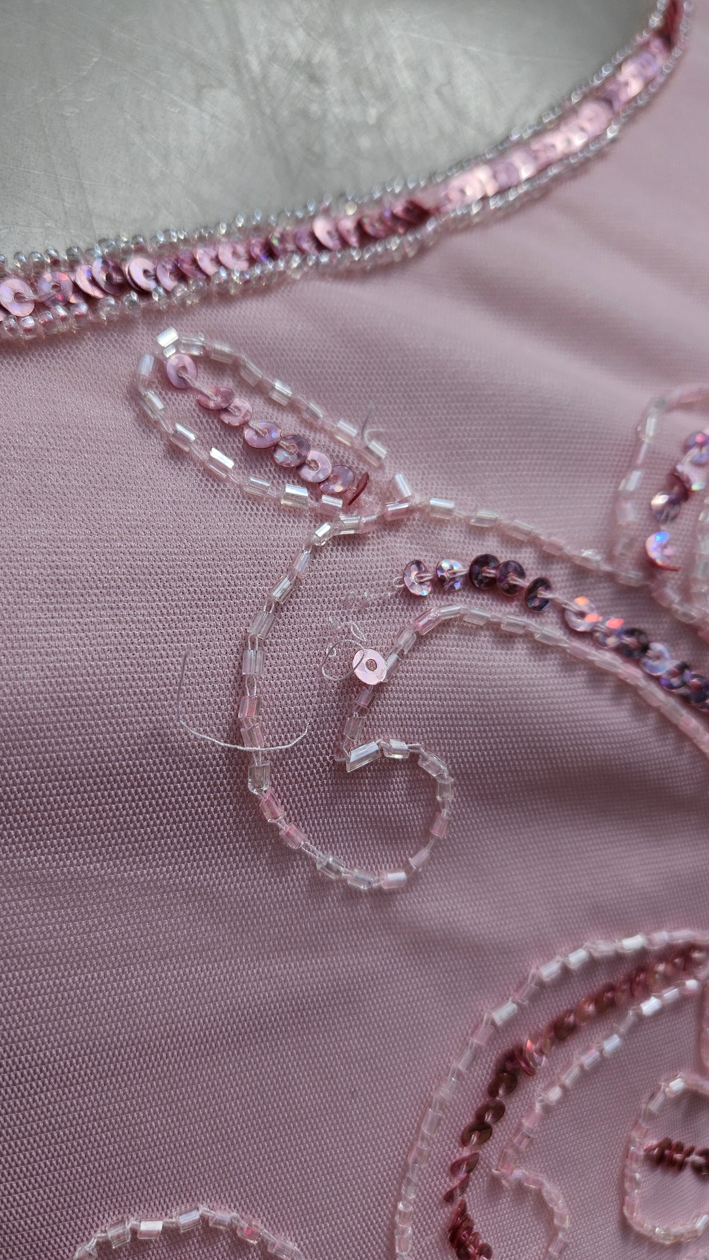 Robe en voile brodé rose
