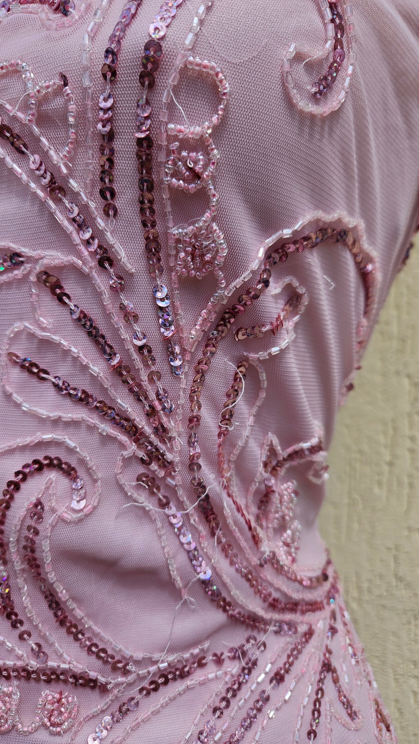 Robe en voile brodé rose