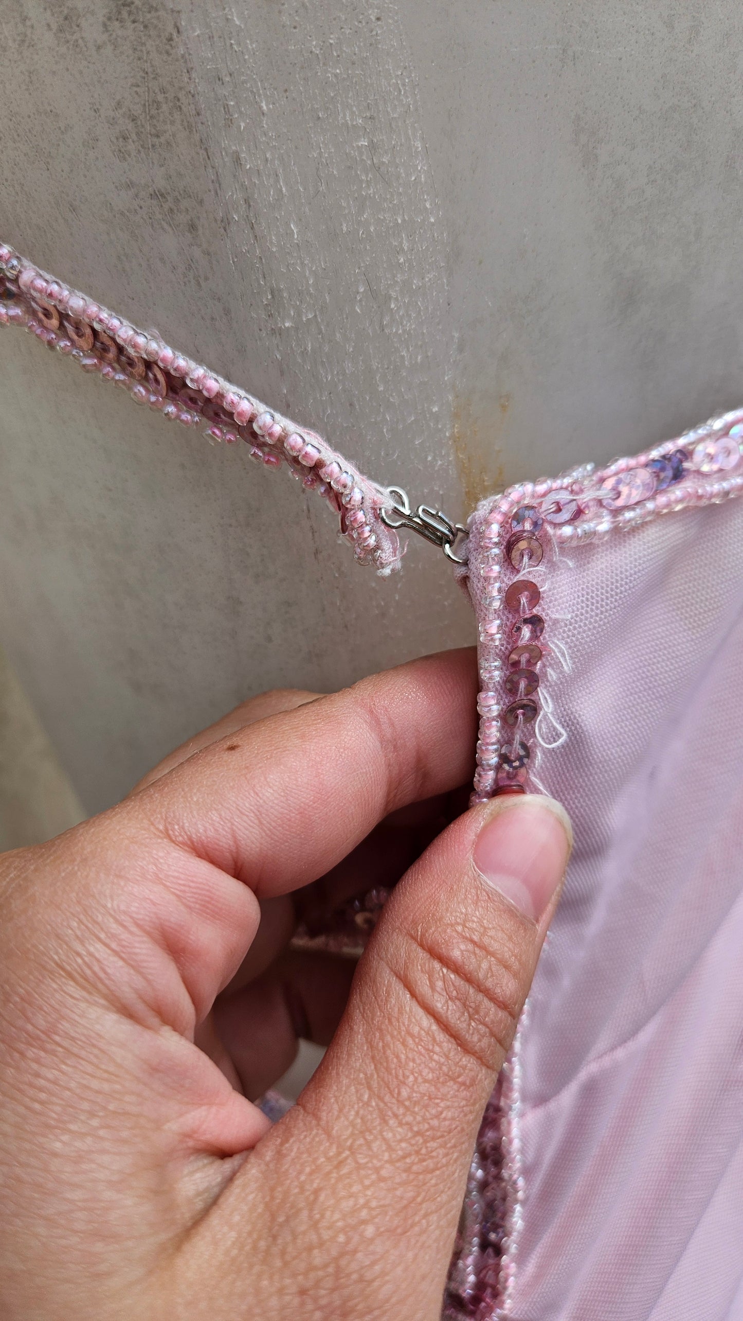 Robe en voile brodé rose
