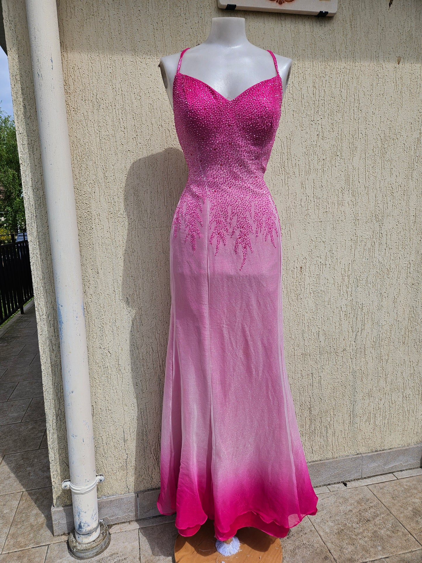 Robe en soie brodée rose