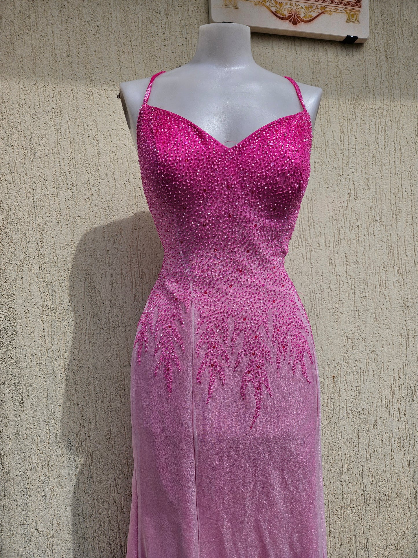 Robe en soie brodée rose