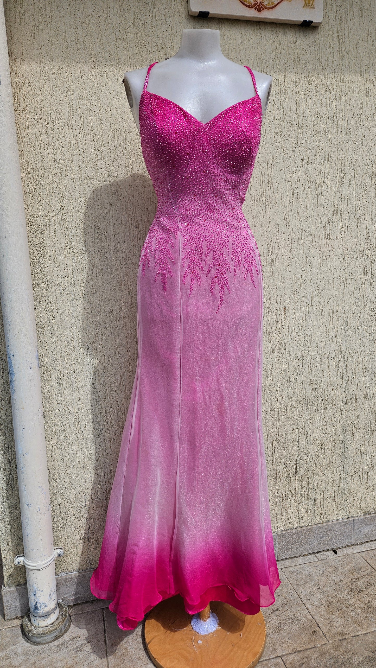 Robe en soie brodée rose