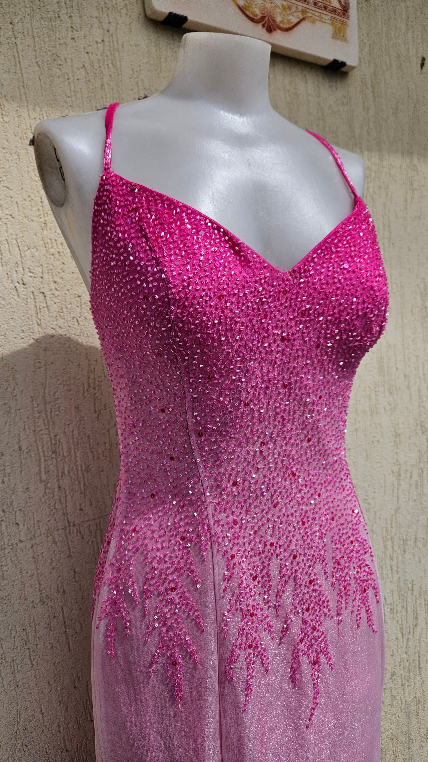 Robe en soie brodée rose