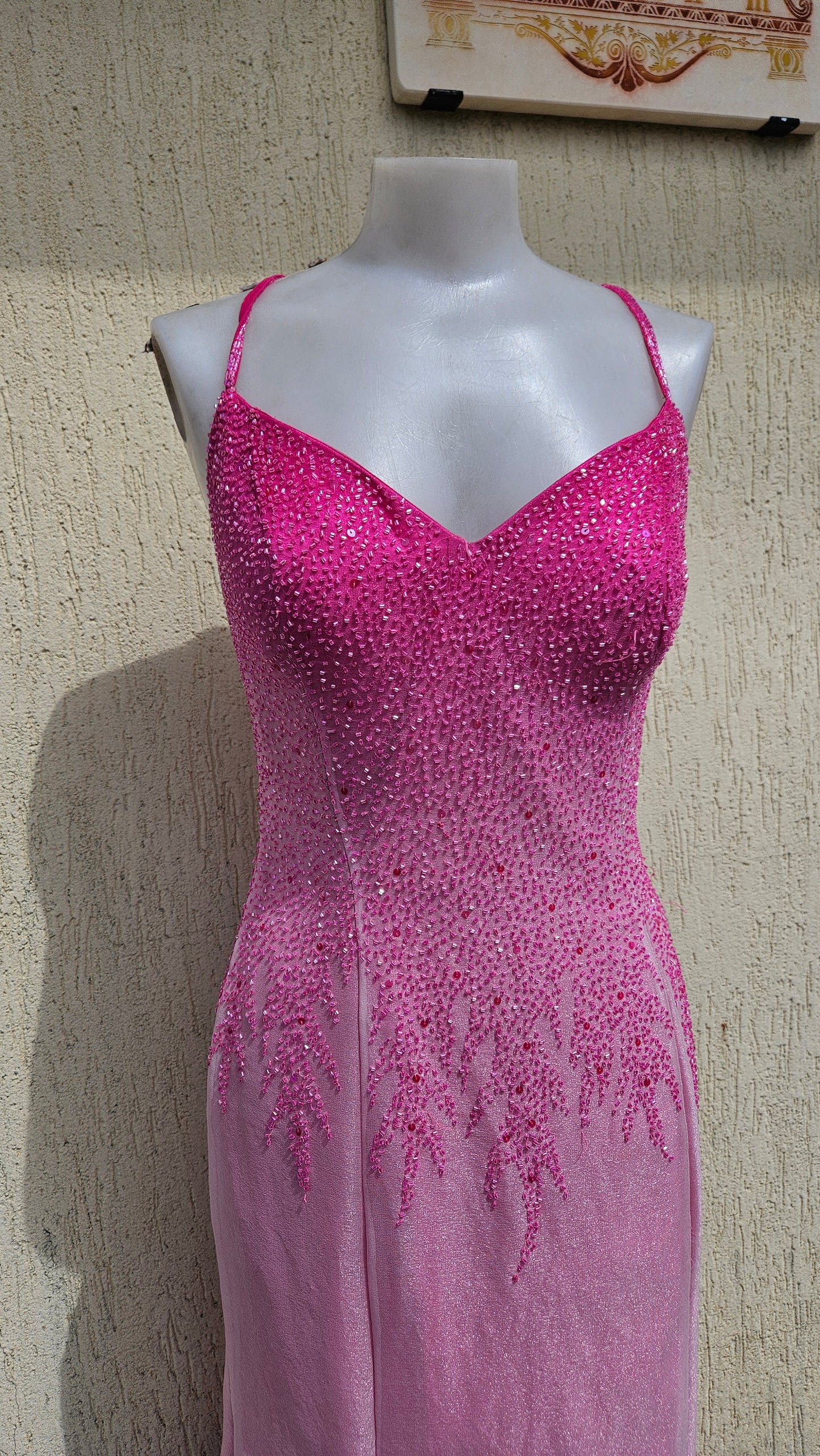 Robe en soie brodée rose