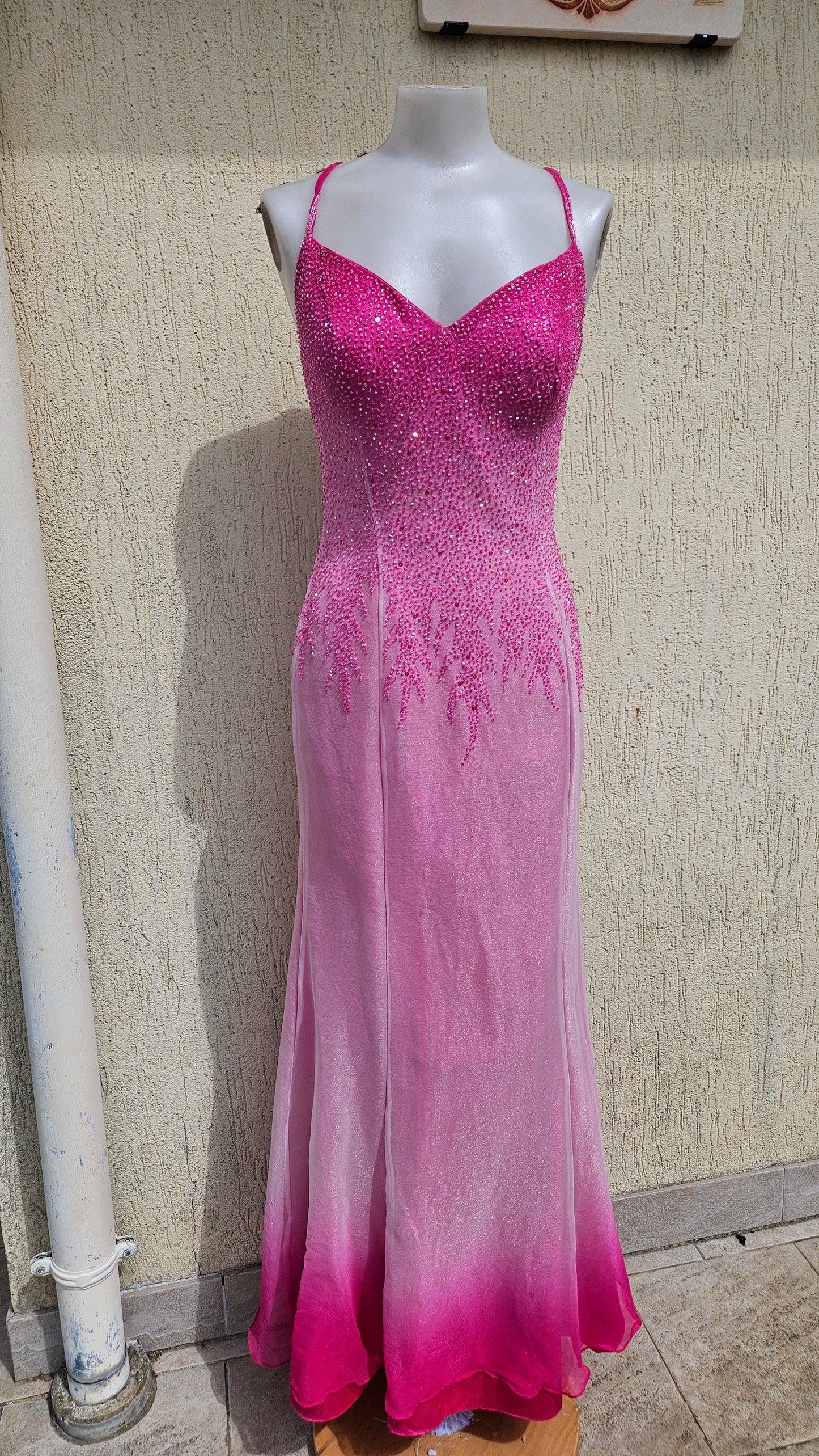 Robe en soie brodée rose