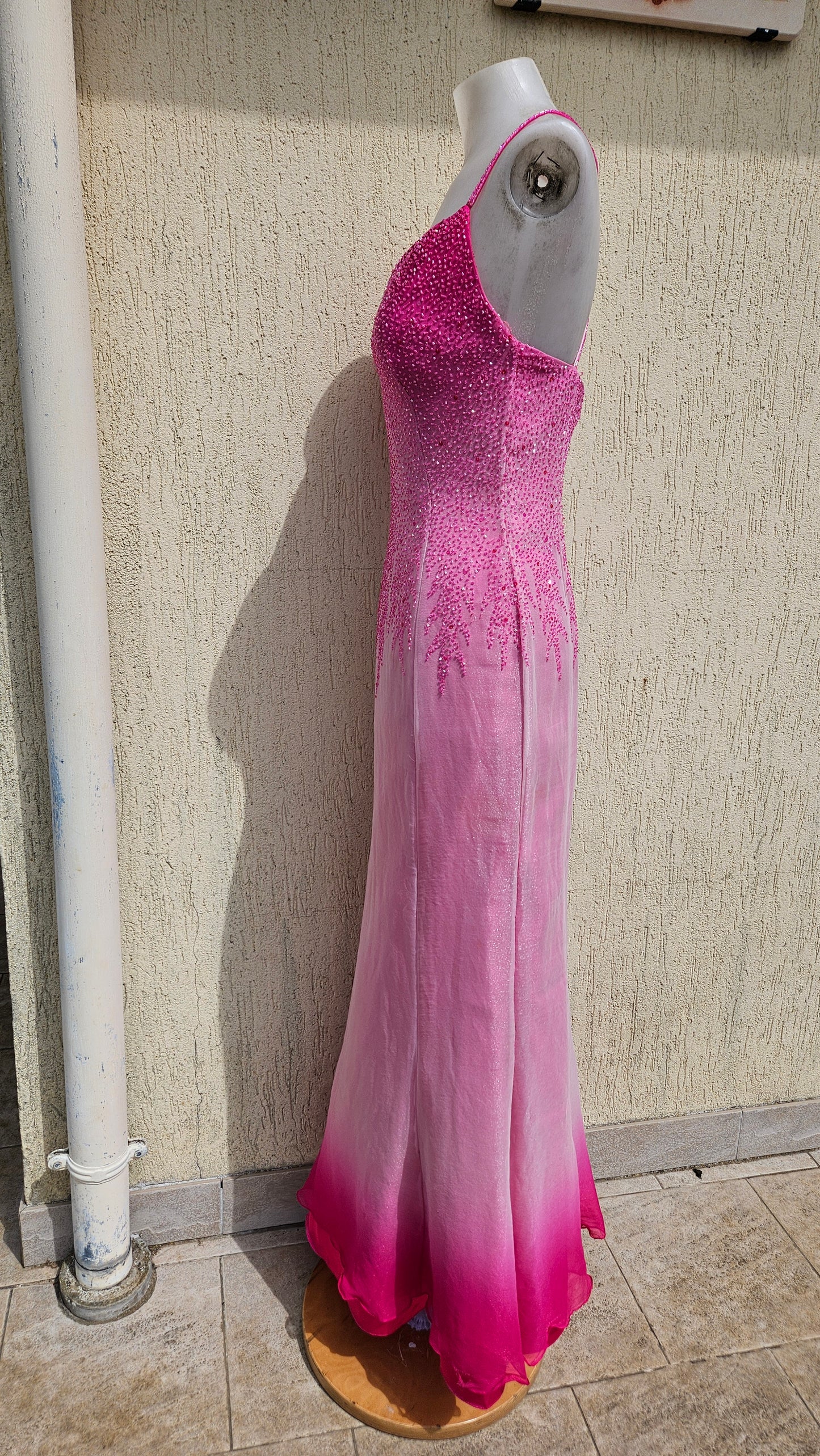 Robe en soie brodée rose
