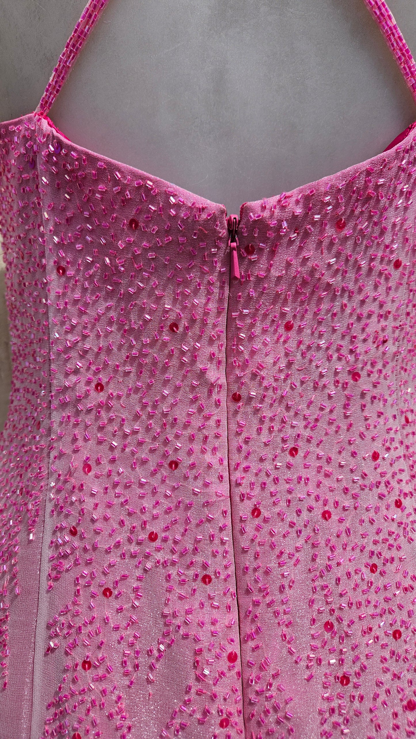 Robe en soie brodée rose