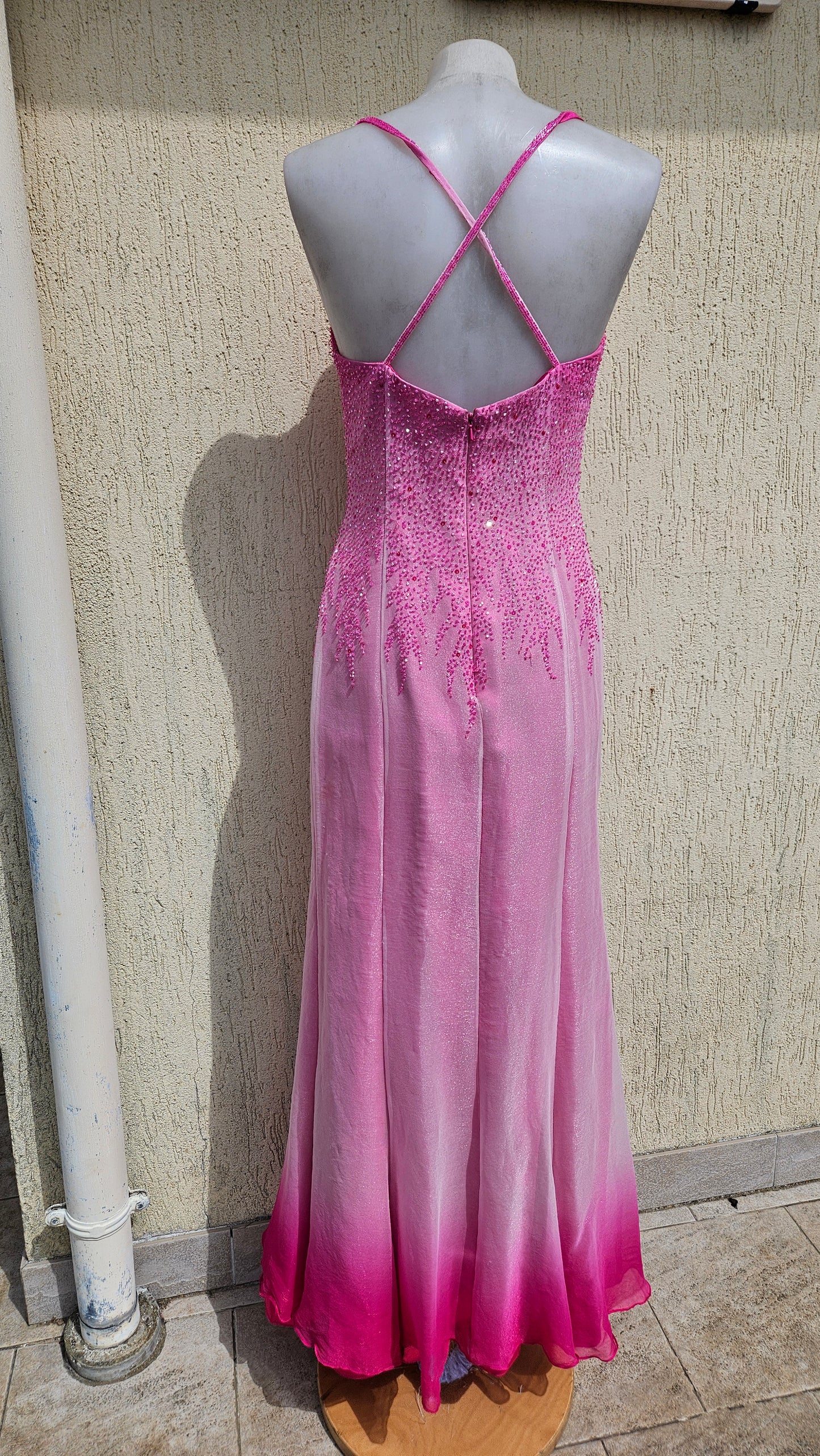 Robe en soie brodée rose