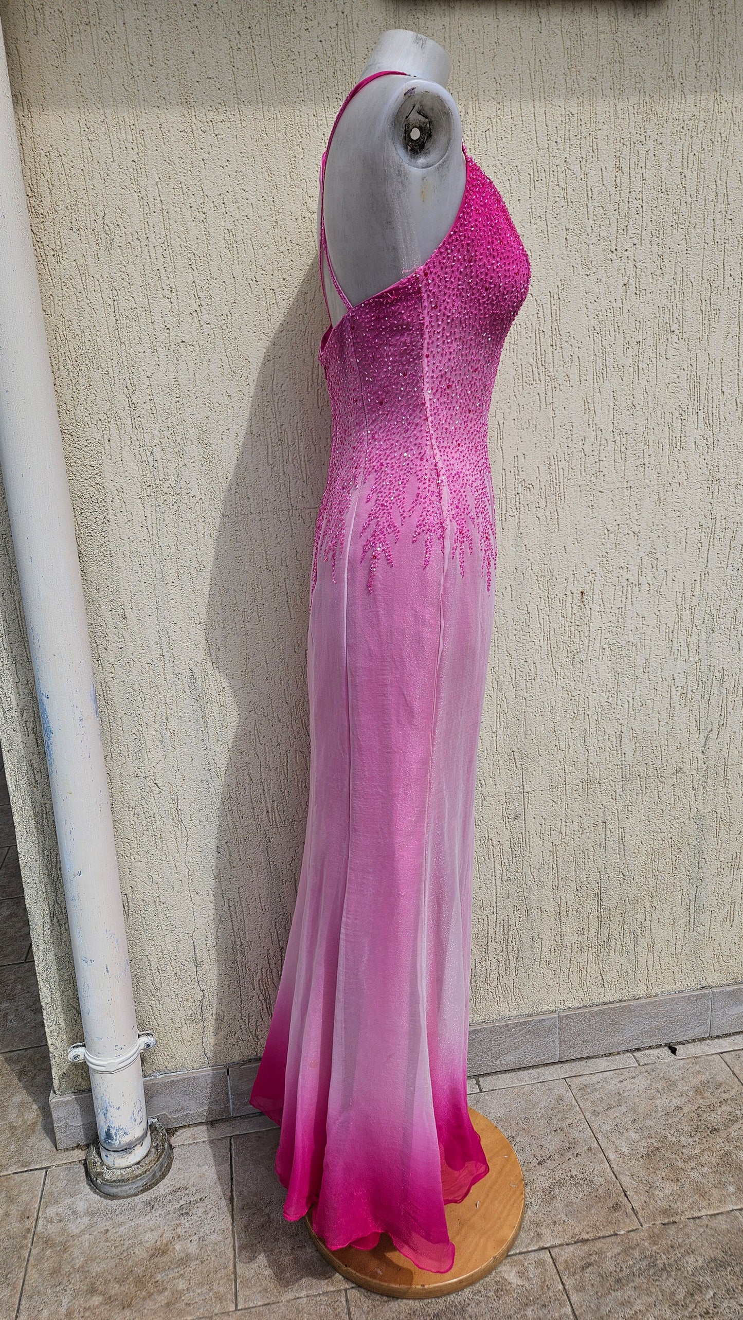 Robe en soie brodée rose