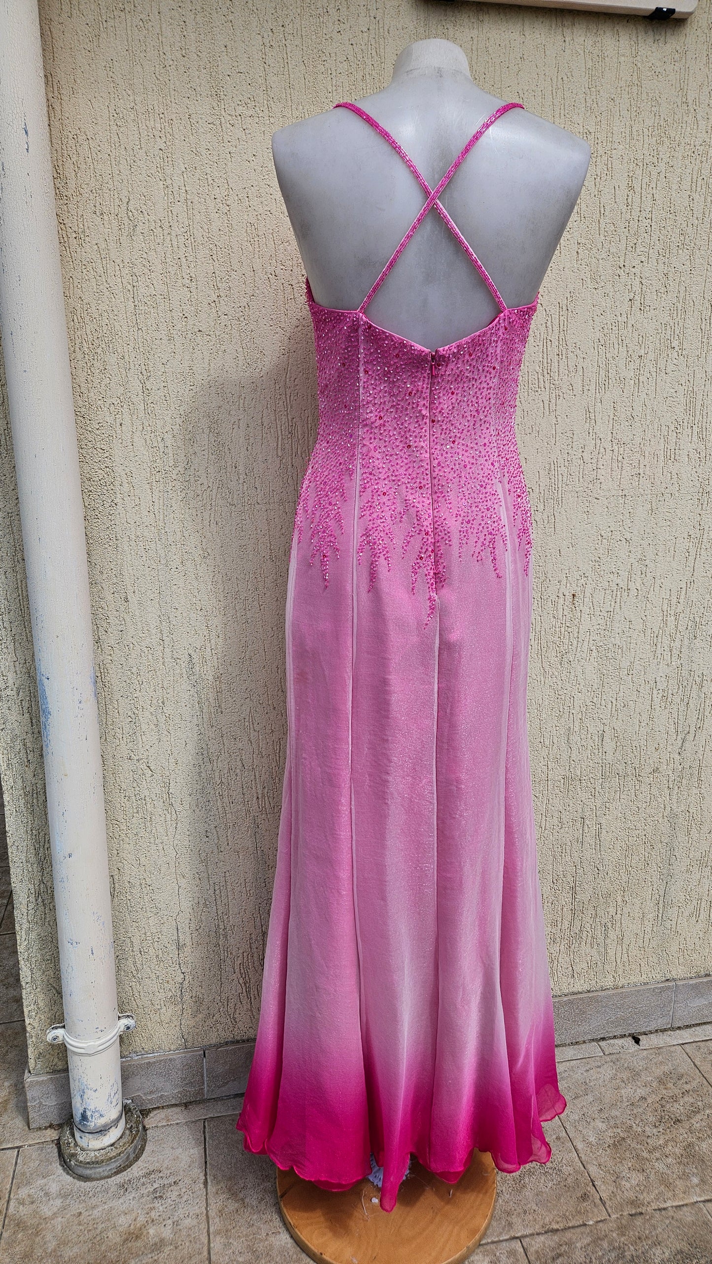 Robe en soie brodée rose