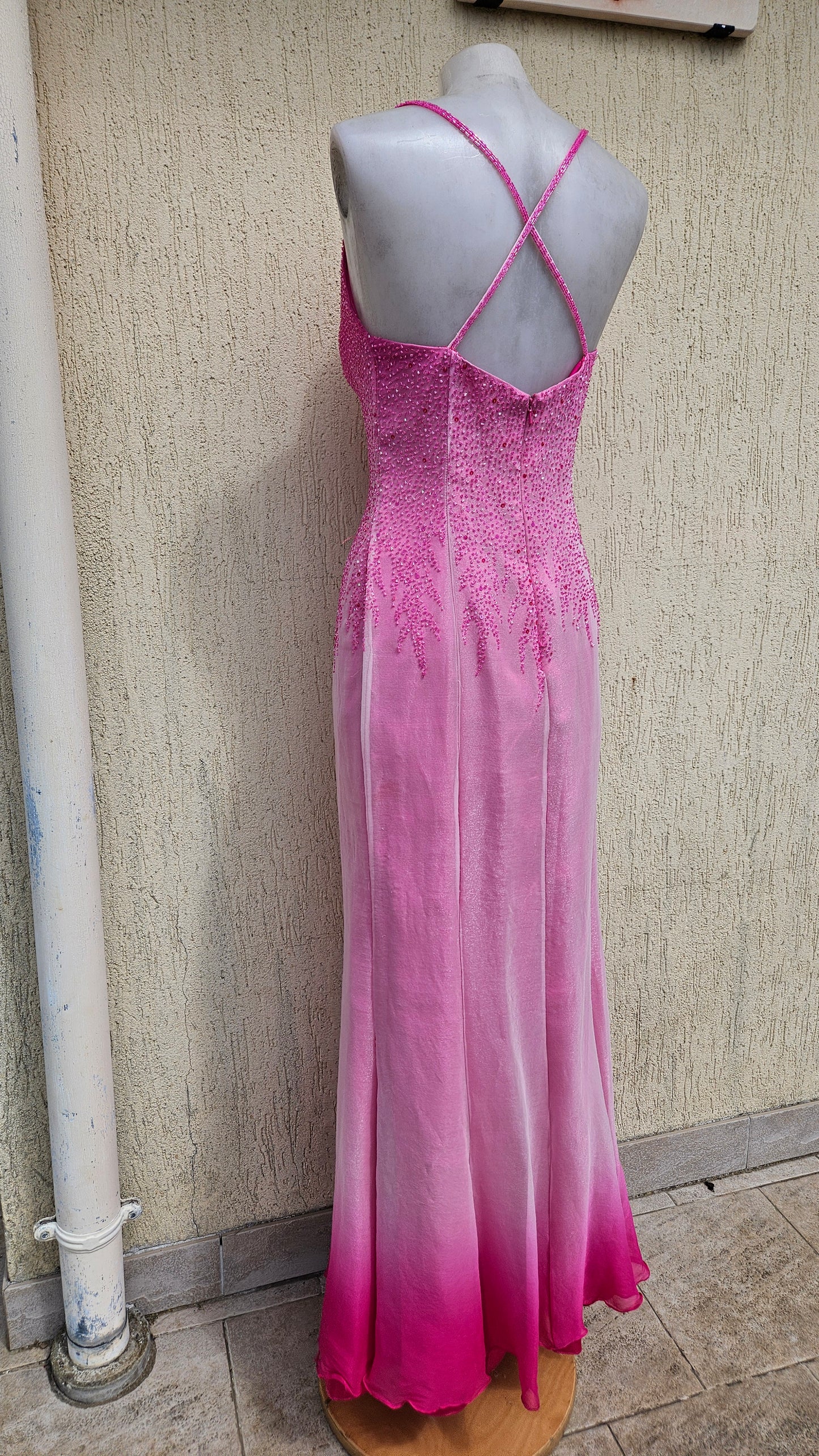 Robe en soie brodée rose