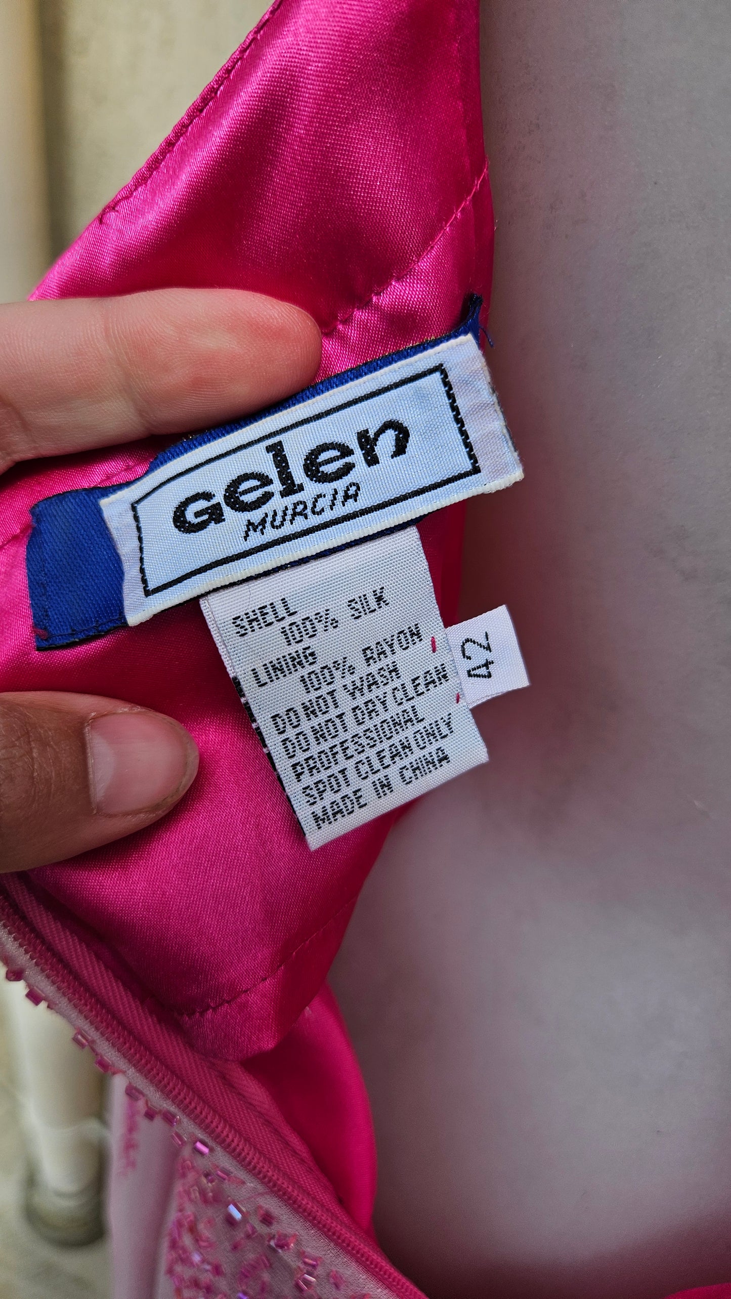 Robe en soie brodée rose