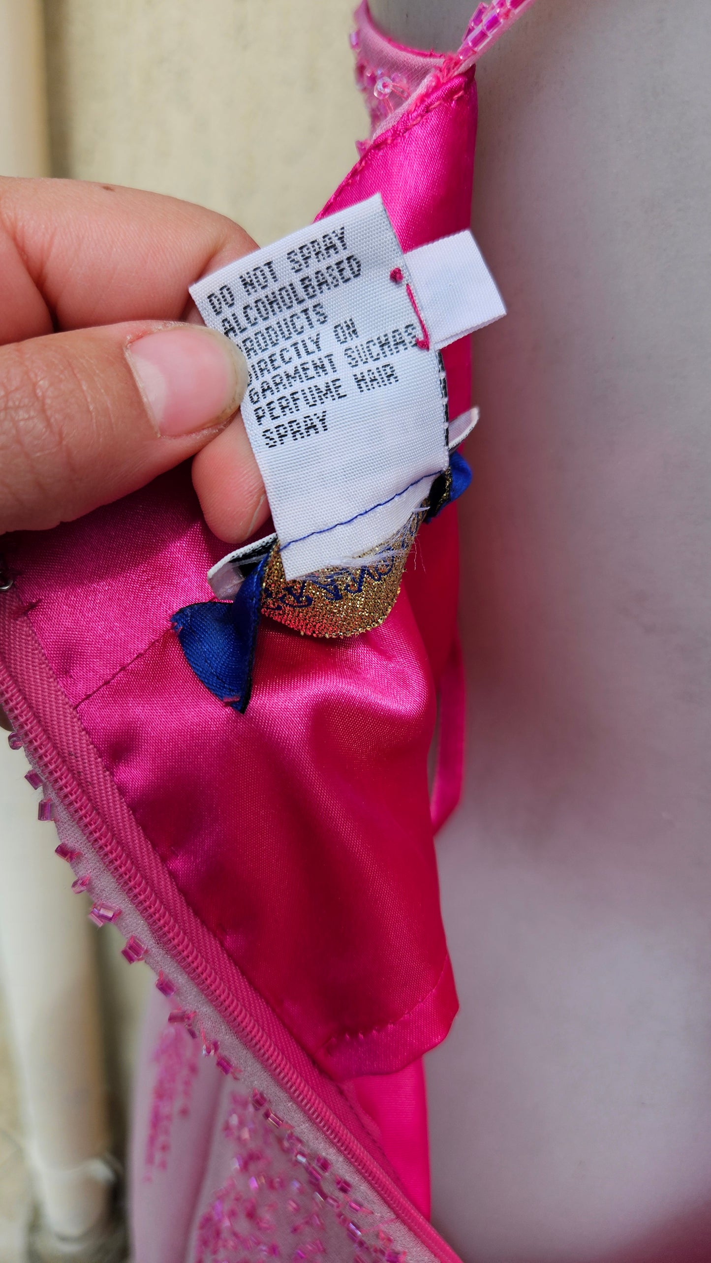 Robe en soie brodée rose