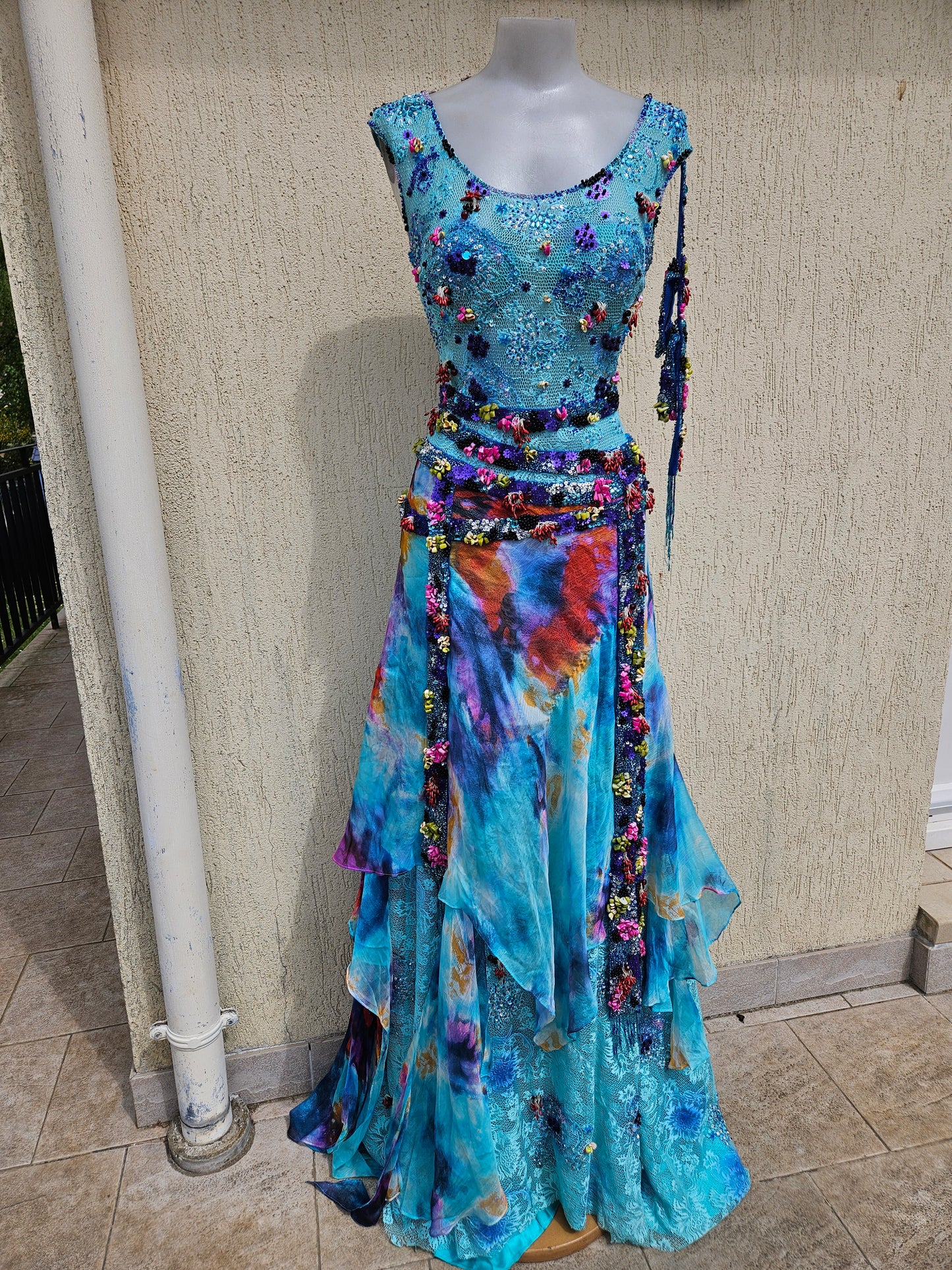 Vestido de seda azul bordado