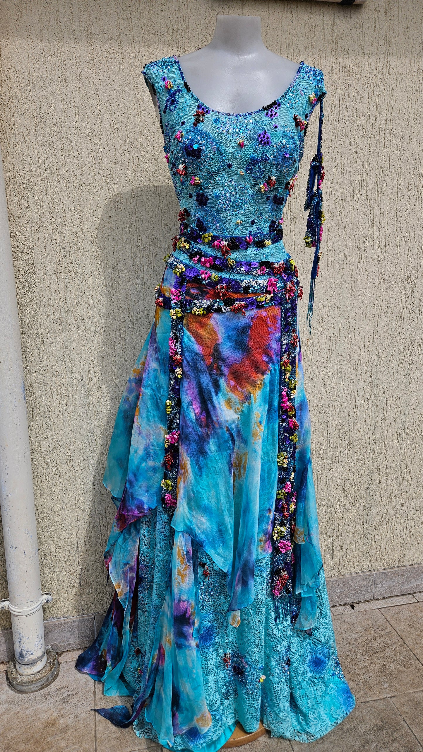 Vestido de seda azul bordado