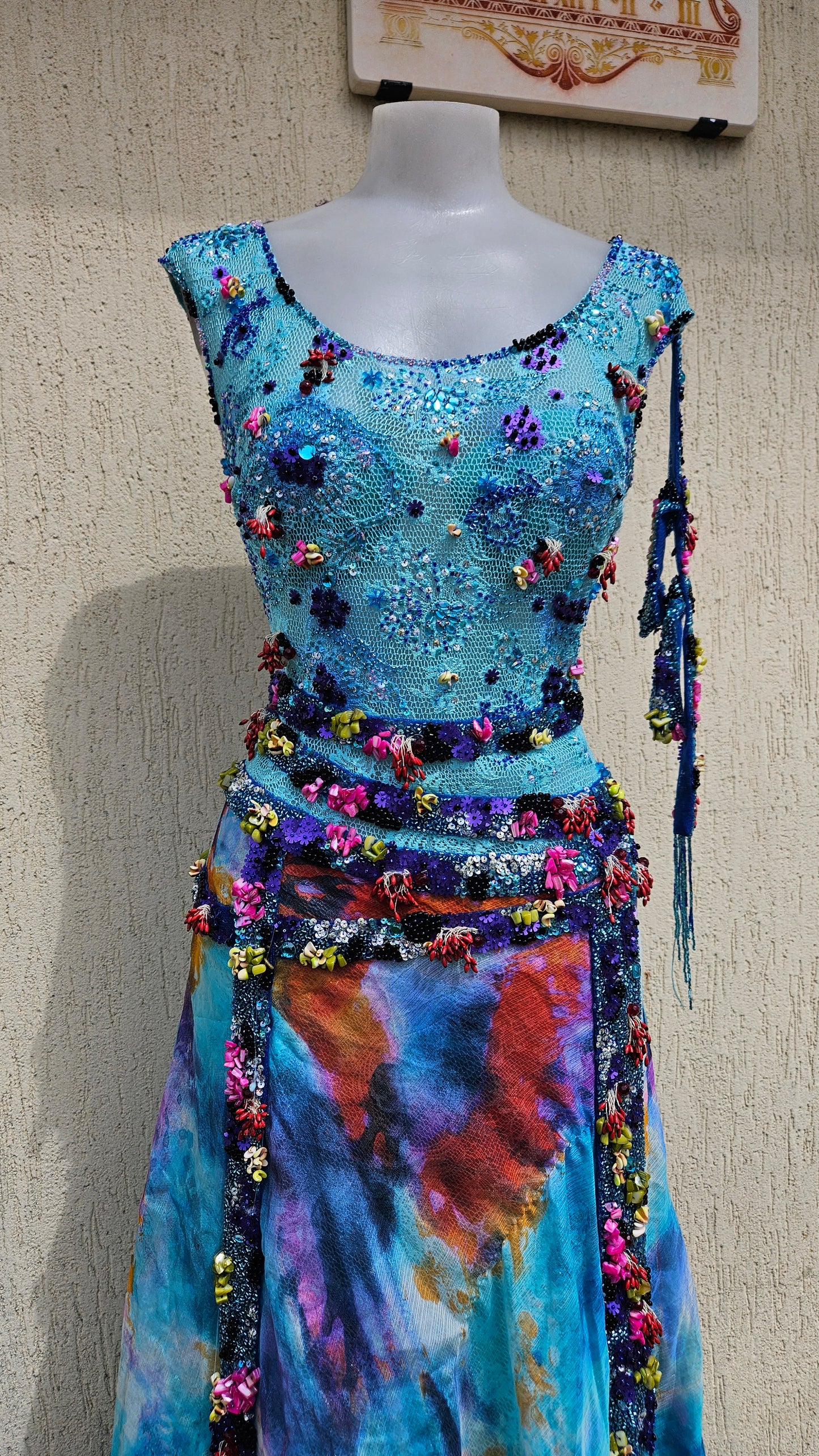 Vestido de seda azul bordado