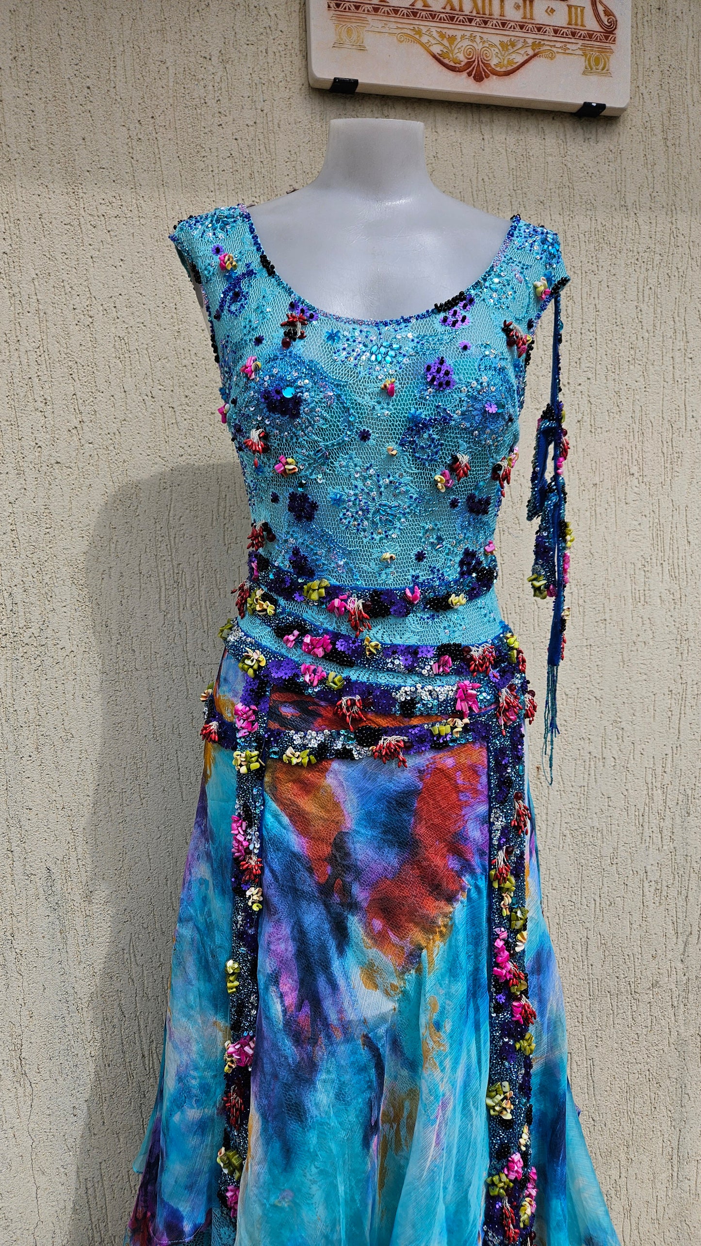 Vestido de seda azul bordado