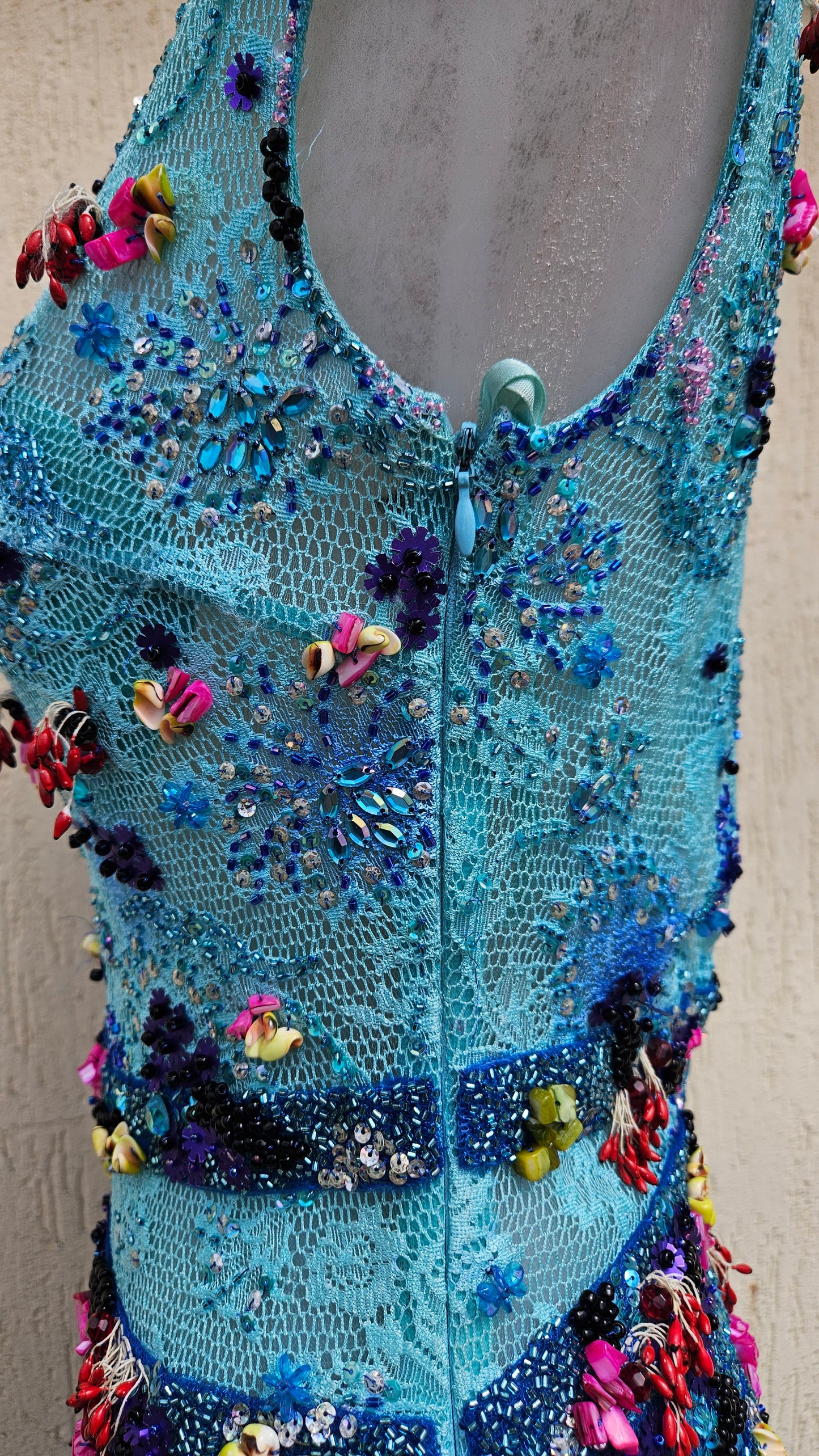 Vestido de seda azul bordado