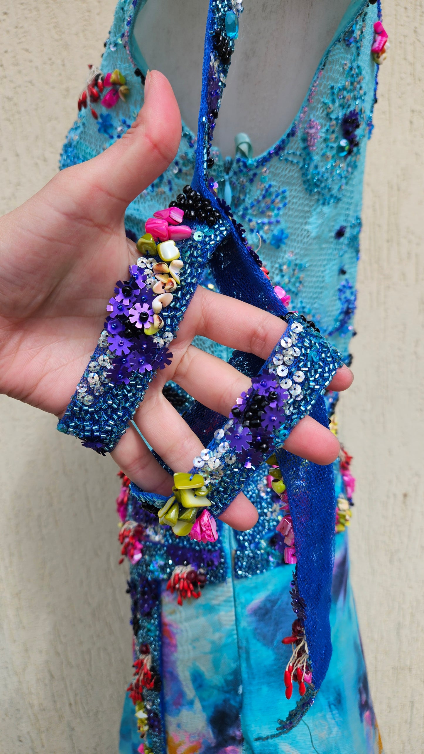 Vestido de seda azul bordado