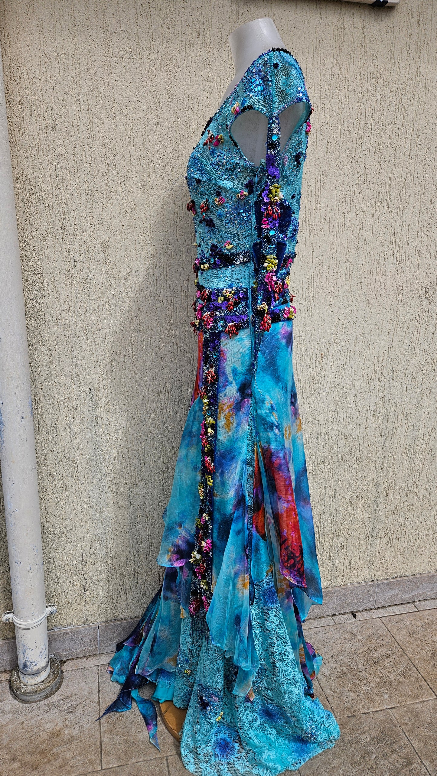 Vestido de seda azul bordado