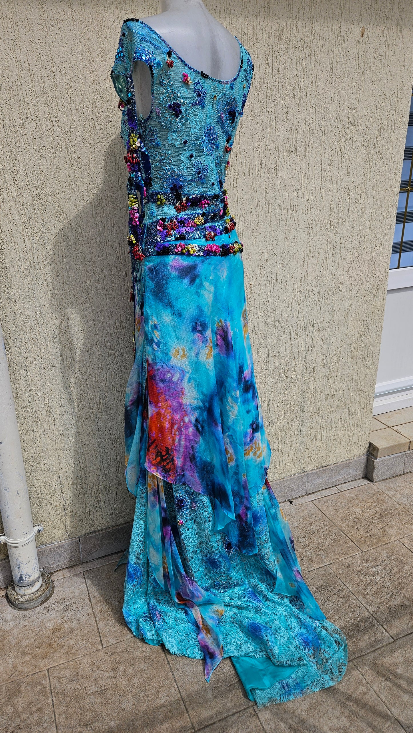 Vestido de seda azul bordado