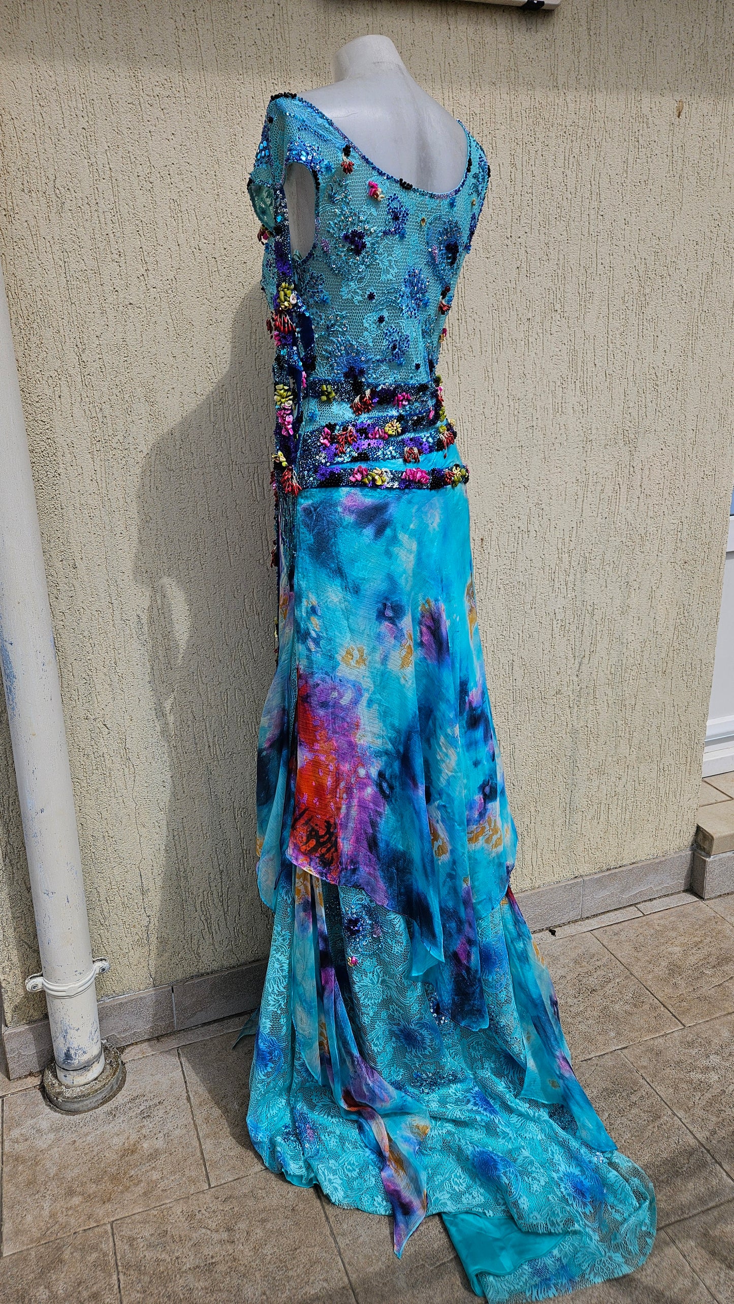 Vestido de seda azul bordado