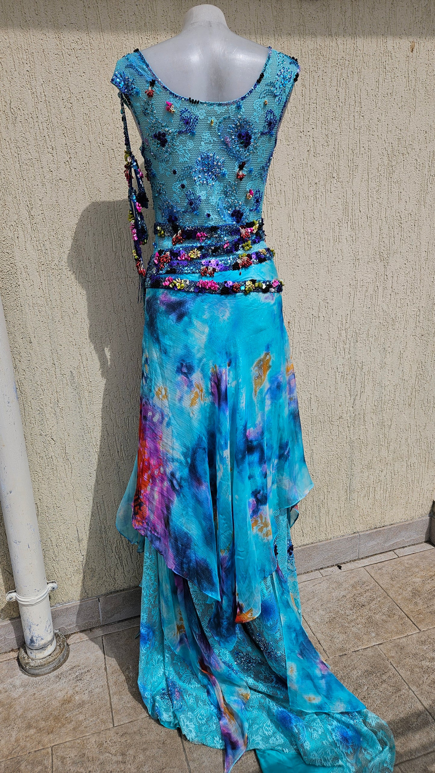 Vestido de seda azul bordado