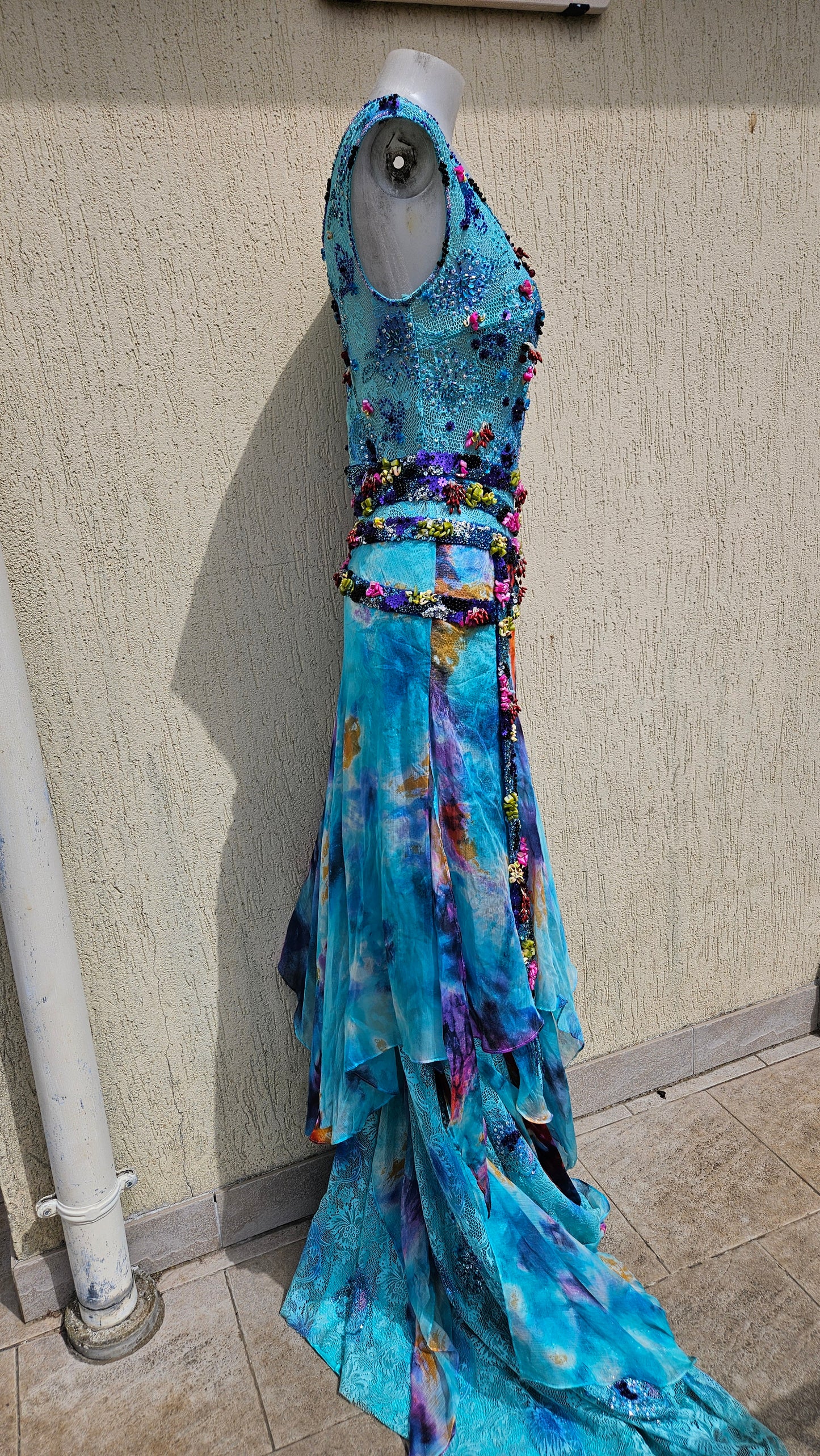 Vestido de seda azul bordado