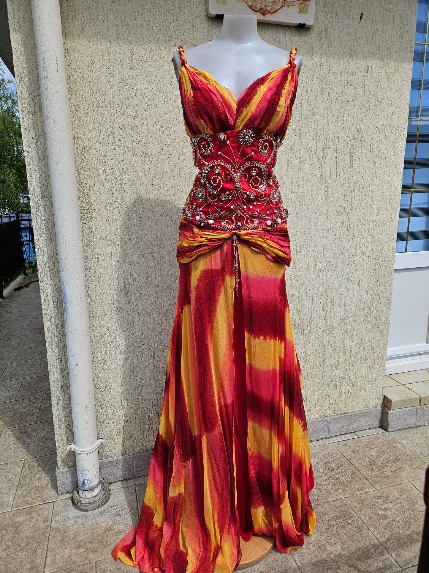 Robe en soie brodée rouge et orange