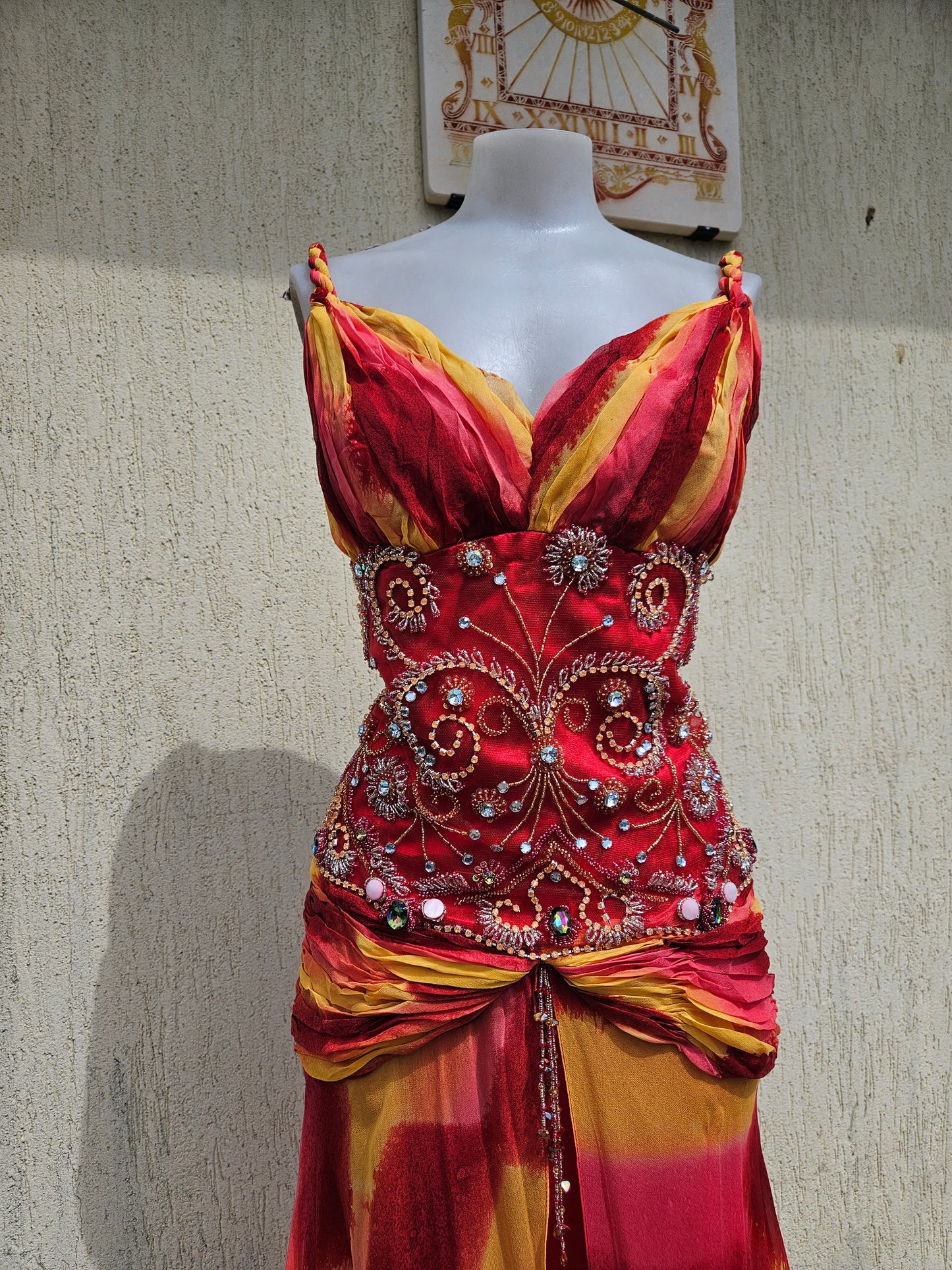 Robe en soie brodée rouge et orange