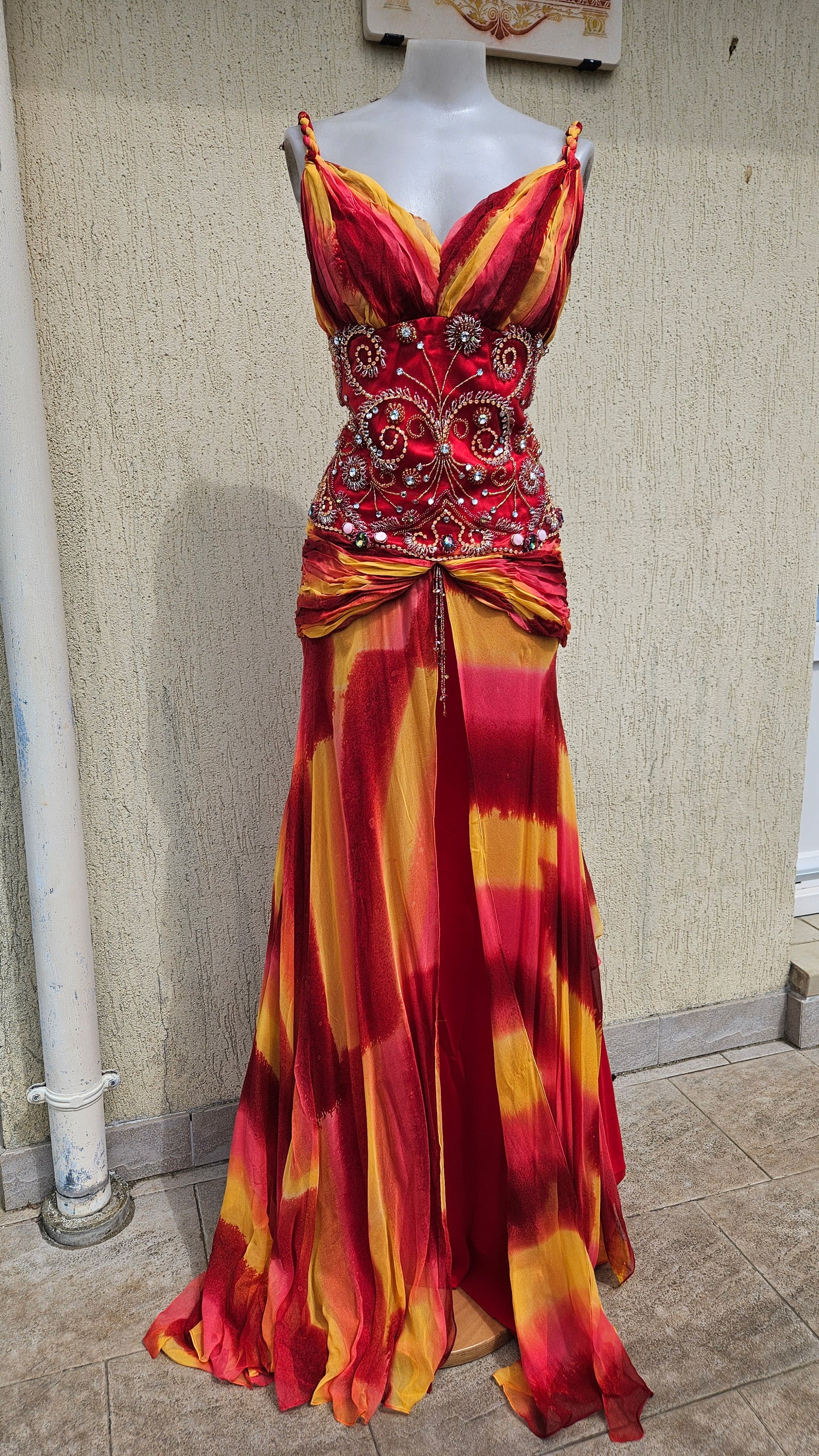Robe en soie brodée rouge et orange